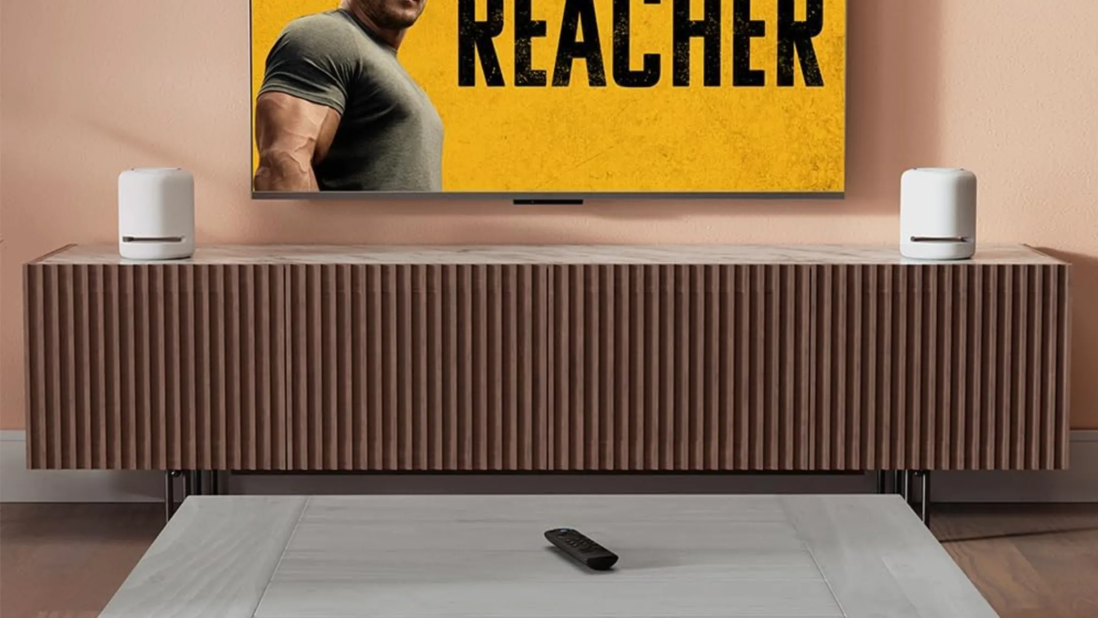 Amazon Fire TV Stick 4K đặt cạnh chiếc TV thông minh trong phòng khách