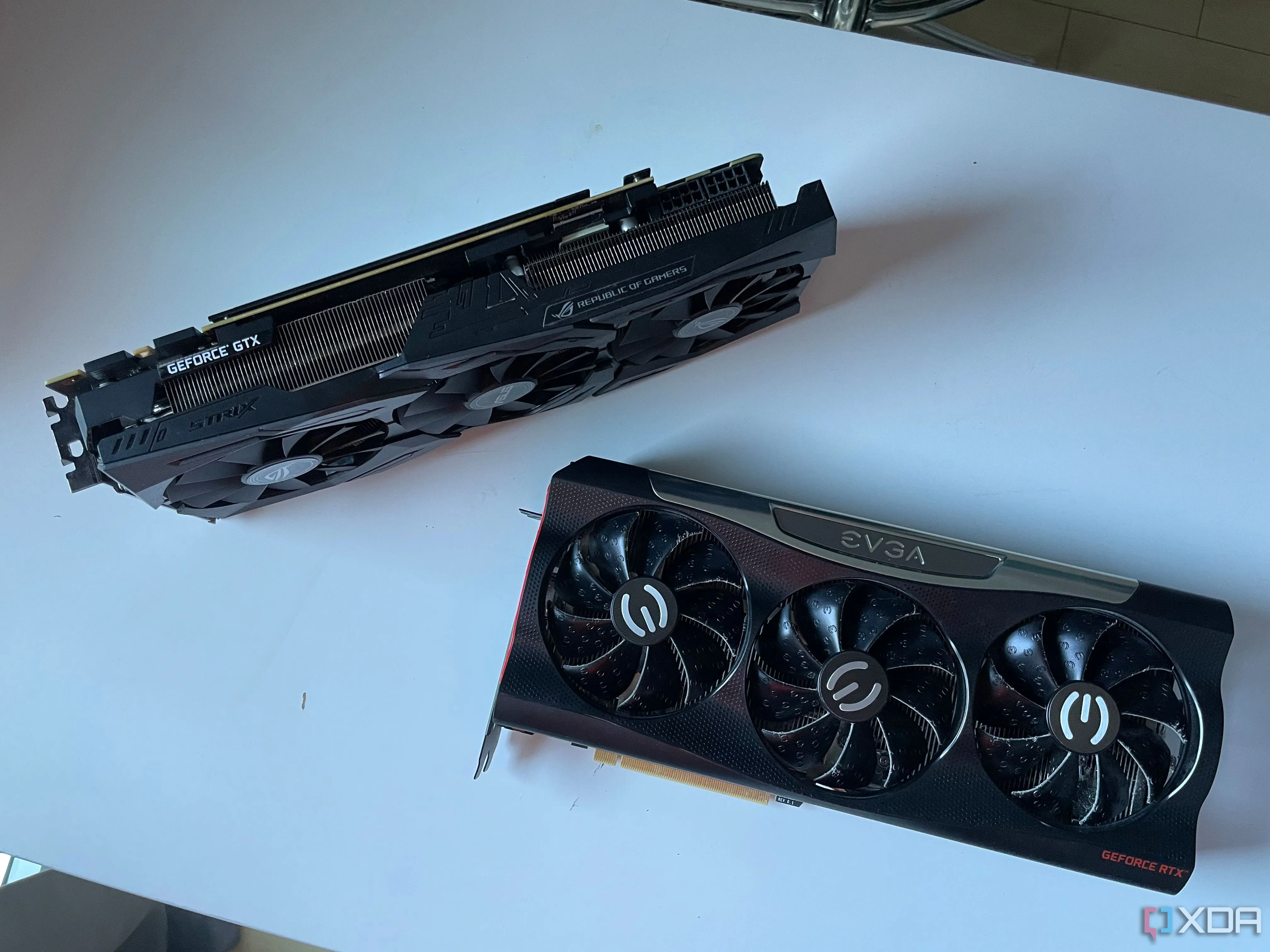 Ảnh so sánh kích thước card đồ họa ASUS STRIX GTX 1080 Ti và EVGA RTX 3080, thể hiện sự khác biệt giữa các thế hệ GPU