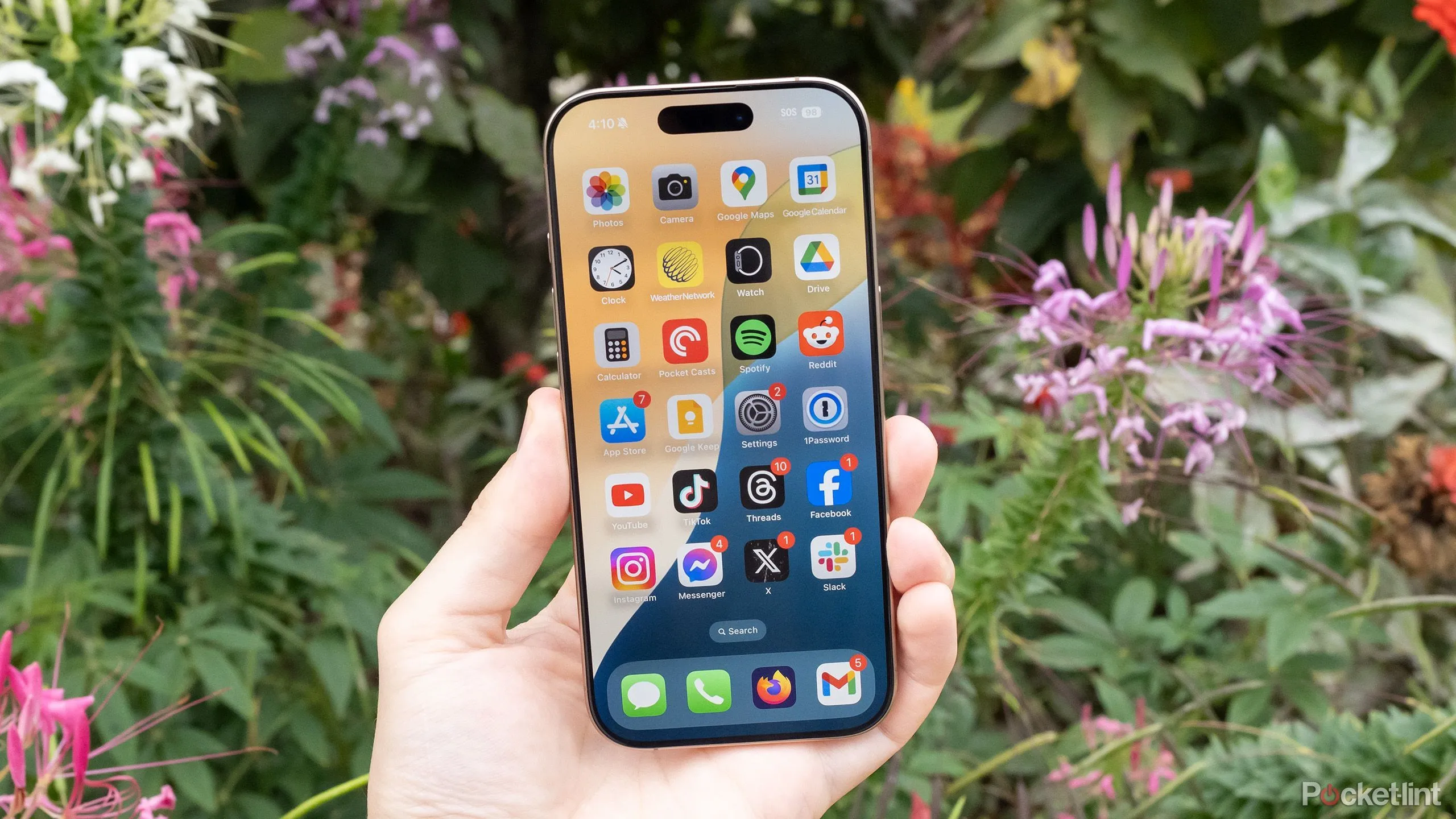 Biểu tượng ứng dụng Apple iPhone 16 Pro trên màn hình chính