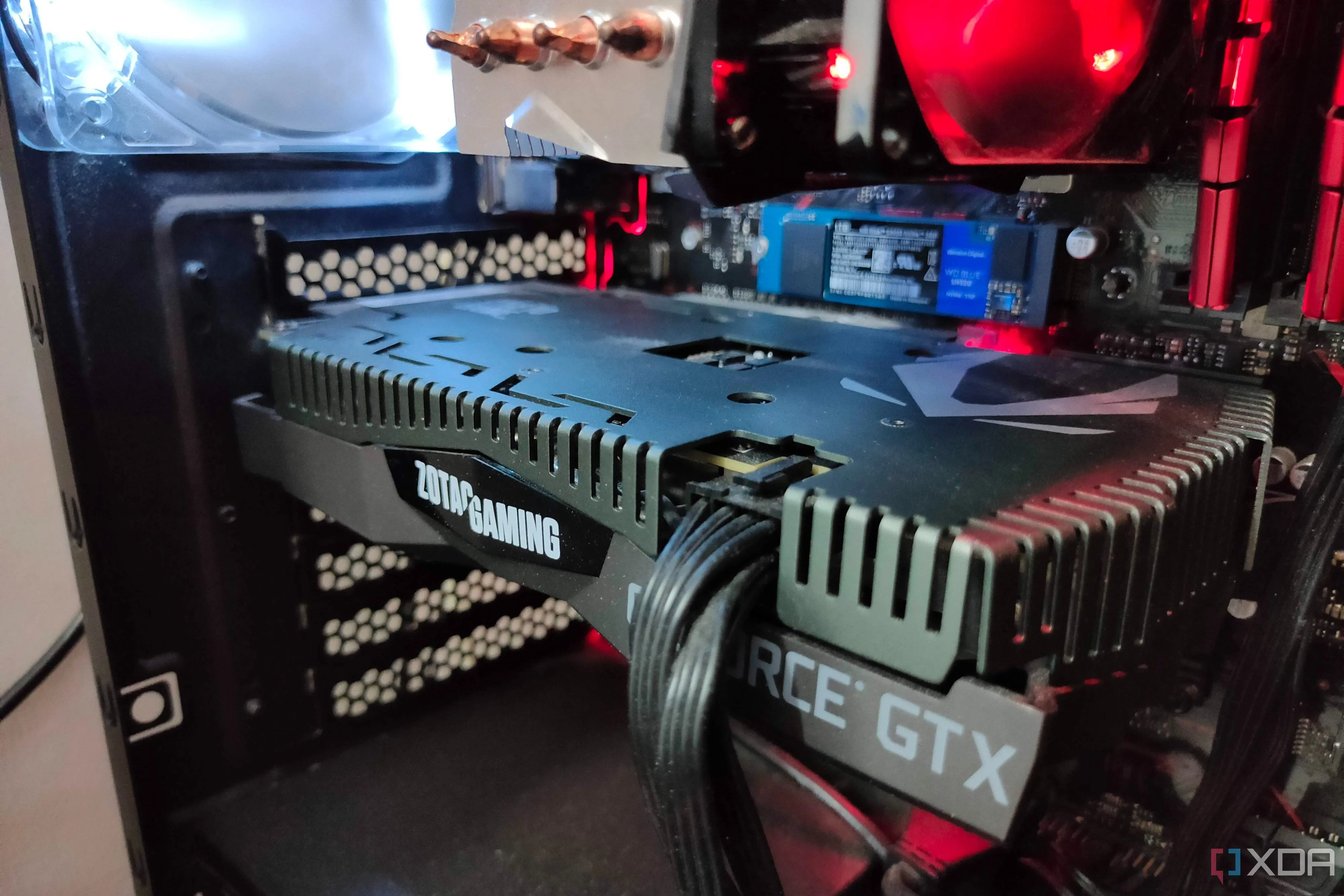 Bộ PC chơi game với card đồ họa GTX 1660 Ti và CPU Ryzen 5 1600, minh họa hệ thống sử dụng GPU entry-level