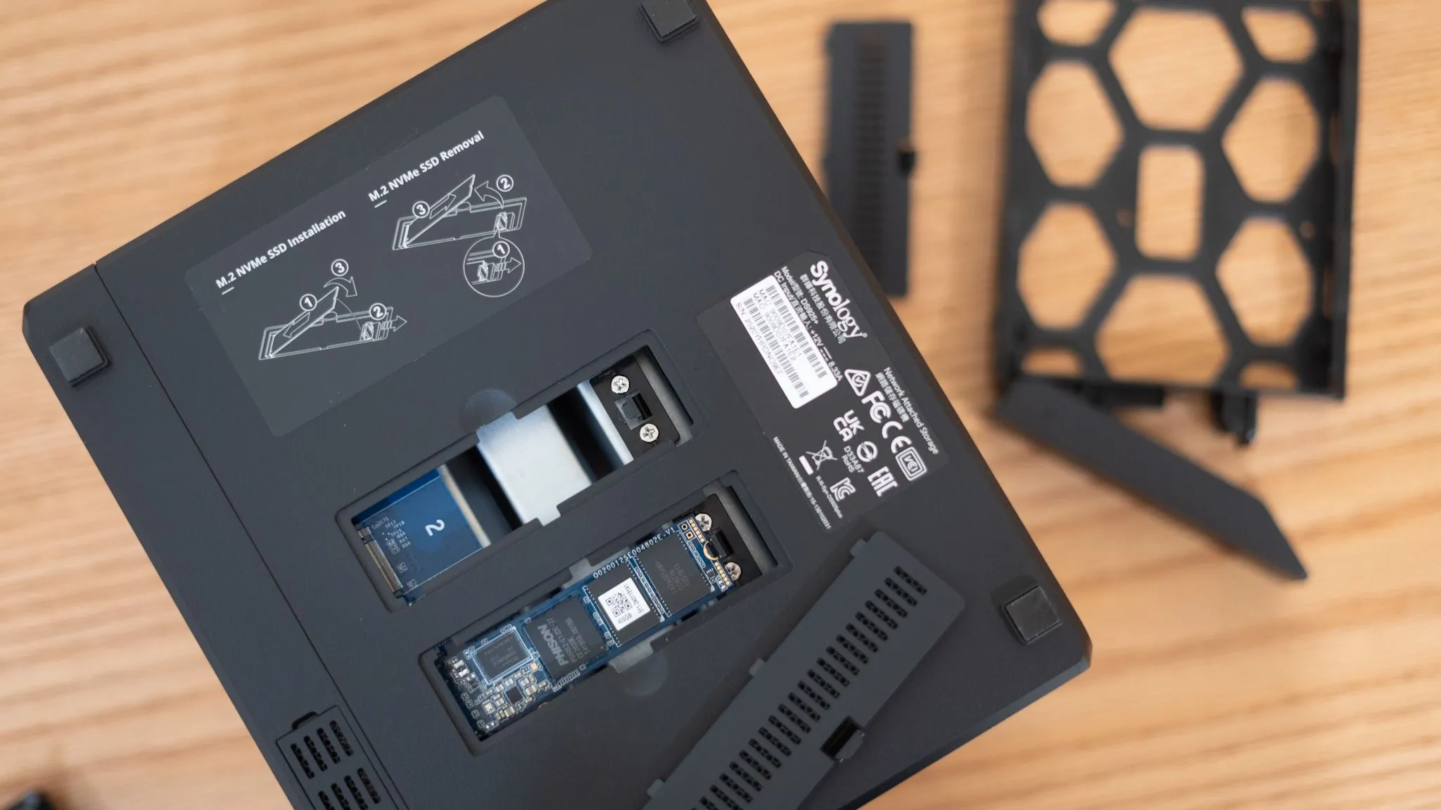 Các khe cắm NVMe trên Synology DS925+ thể hiện sự linh hoạt trong cấu hình lưu trữ