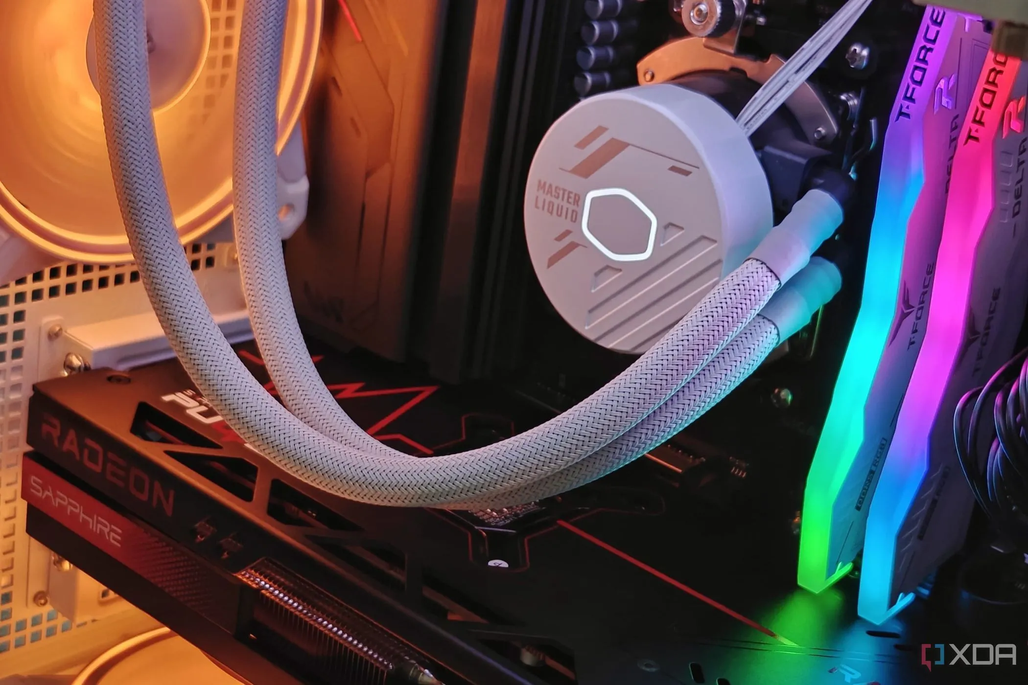 Cận cảnh các linh kiện bên trong máy tính chơi game có đèn RGB, thể hiện mối liên hệ giữa các thành phần phần cứng PC