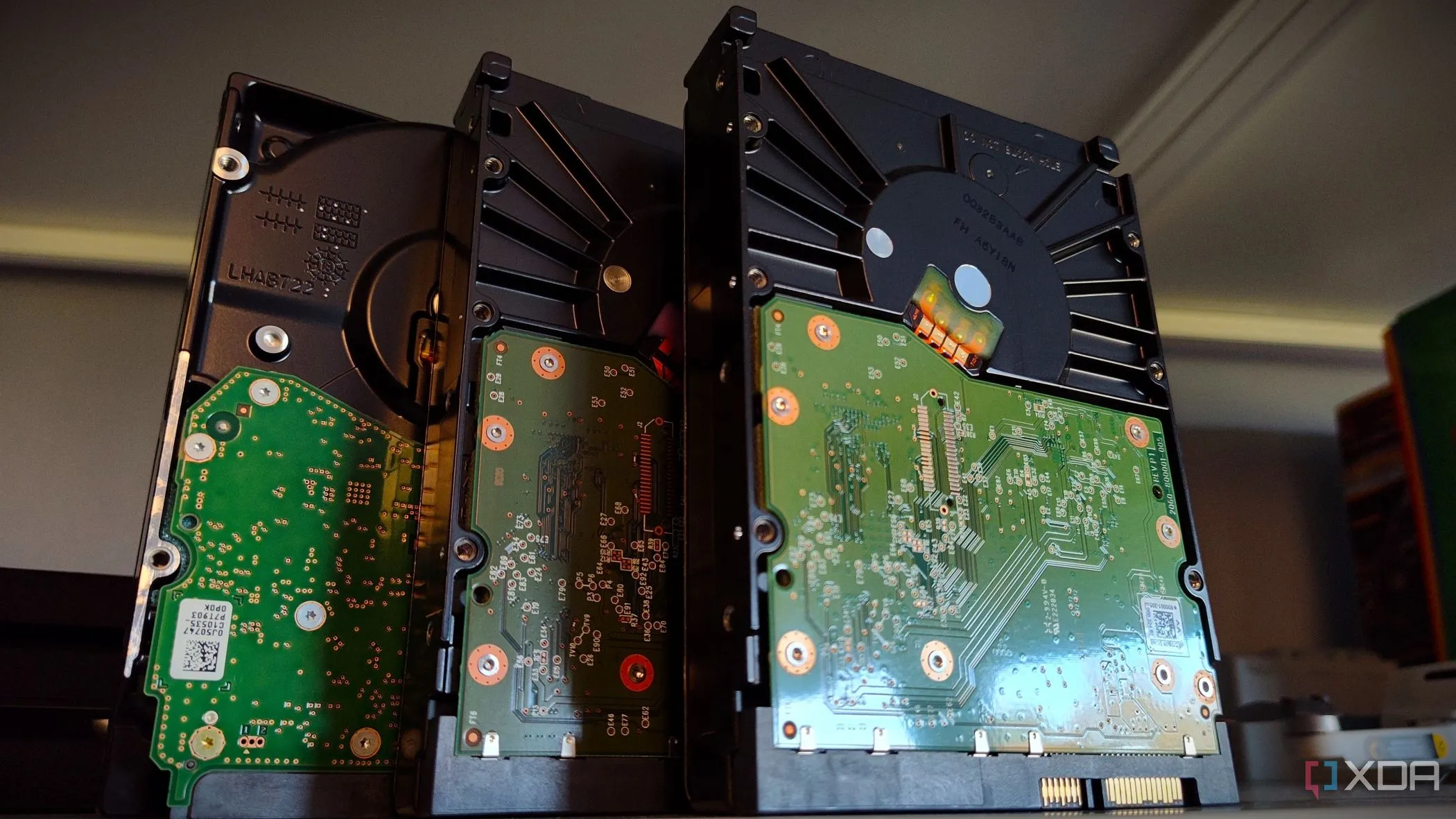 Cận cảnh mặt sau của các ổ cứng HDD xếp chồng lên nhau