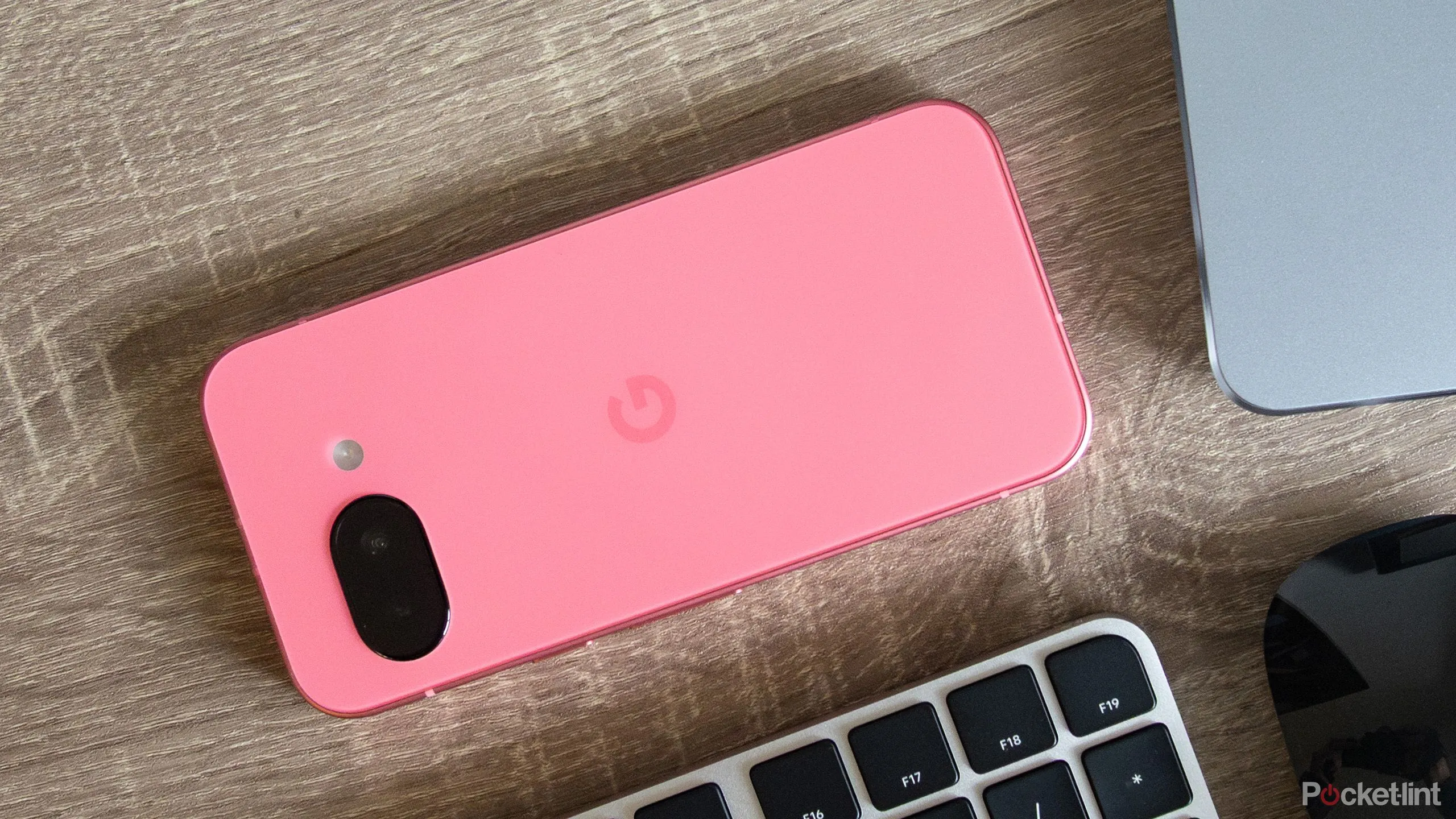 Cận cảnh mặt trên của Google Pixel 9a hiển thị camera và viền máy