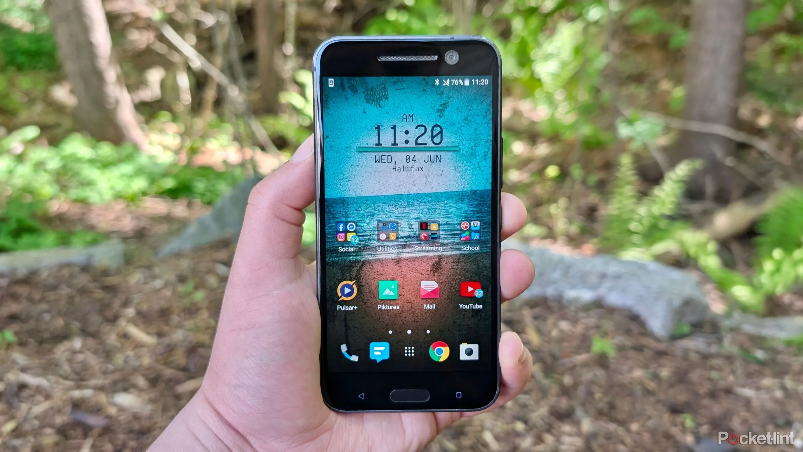Cạnh bên điện thoại HTC 10 làm nổi bật đường vát kim loại đặc trưng