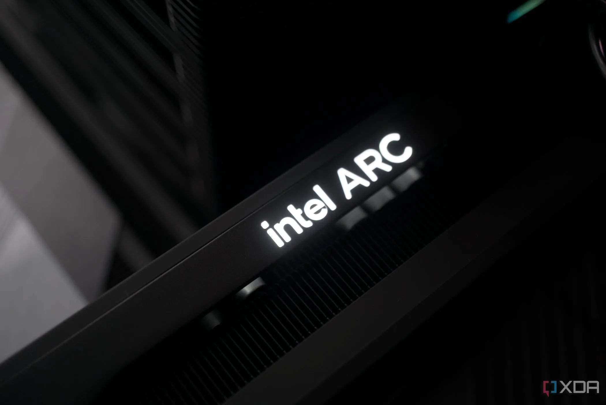 Card đồ họa Intel Arc B580 được lắp đặt trong hệ thống, thể hiện sự đa dạng và những nỗ lực đổi mới trong thị trường GPU