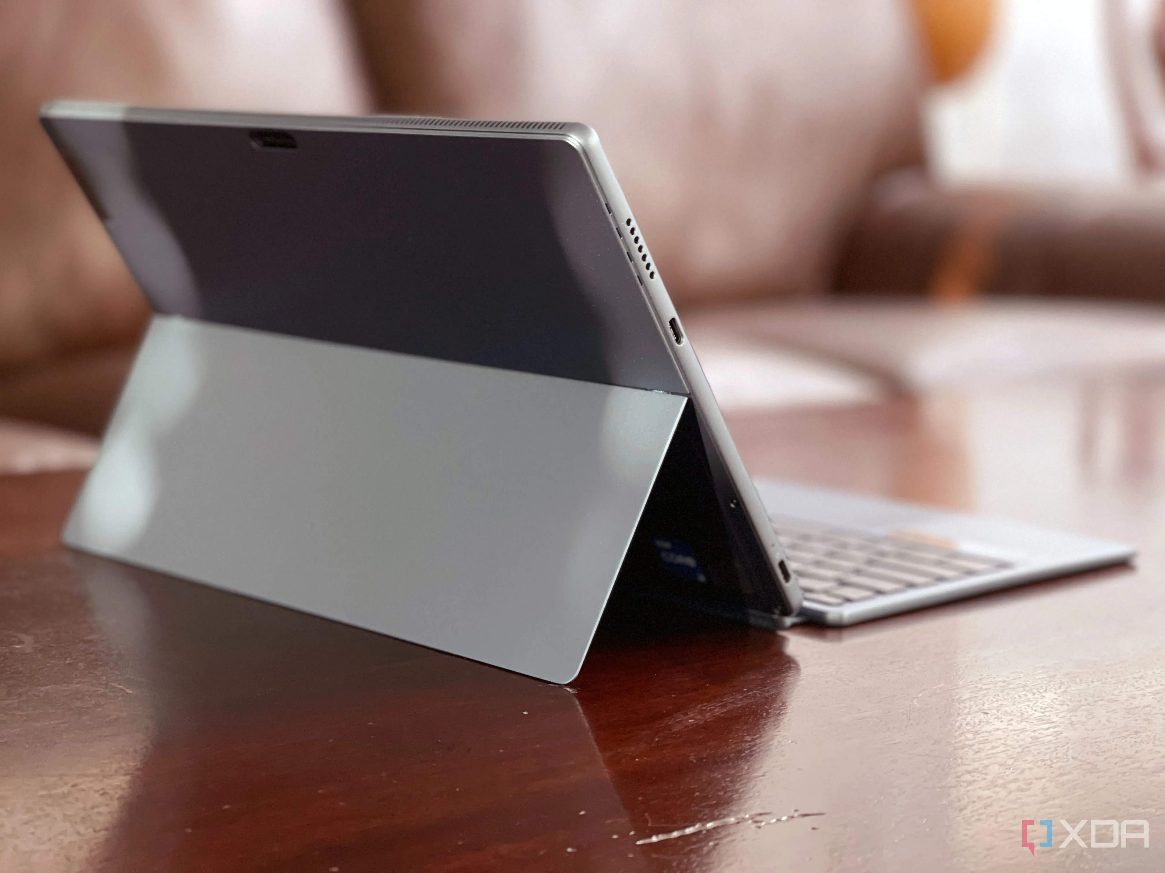 Chiếc máy tính bảng lai laptop Lenovo IdeaPad Duet 5i màu xám Storm Grey đặt trên bàn