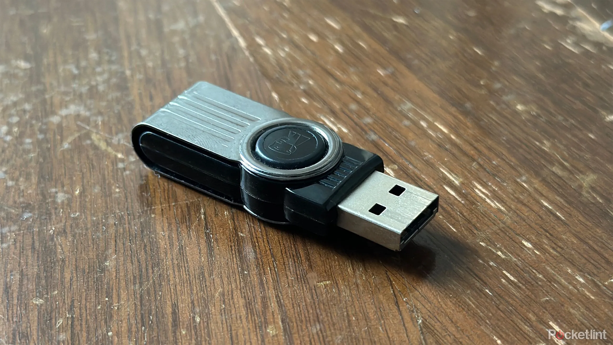 Chiếc USB flash drive truyền thống, minh họa thiết bị sử dụng chuẩn USB 2.0