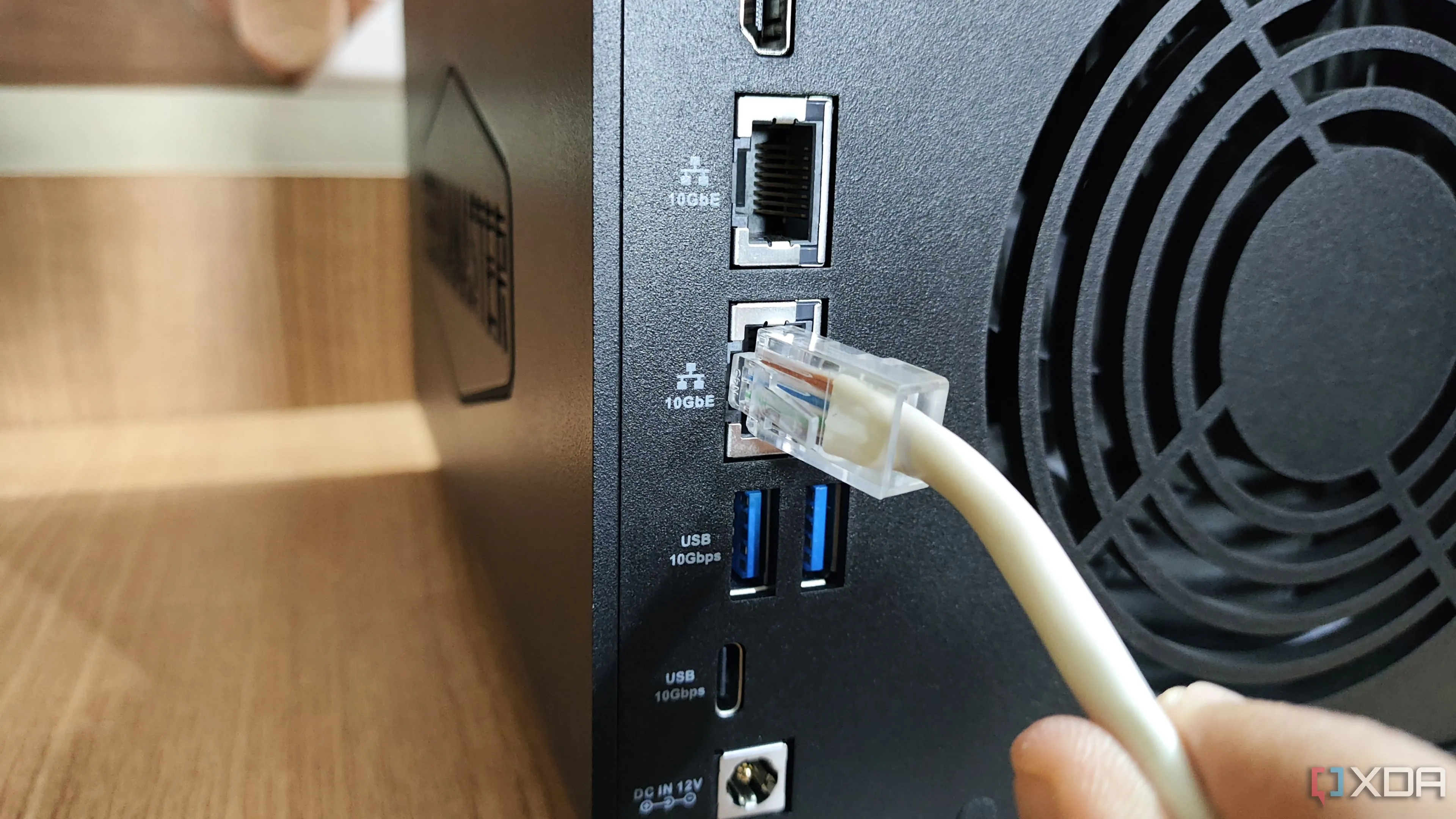Cổng mạng 10GbE trên TerraMaster F4-424 Max NAS, liên quan đến hiệu quả kết nối và năng lượng hoạt động
