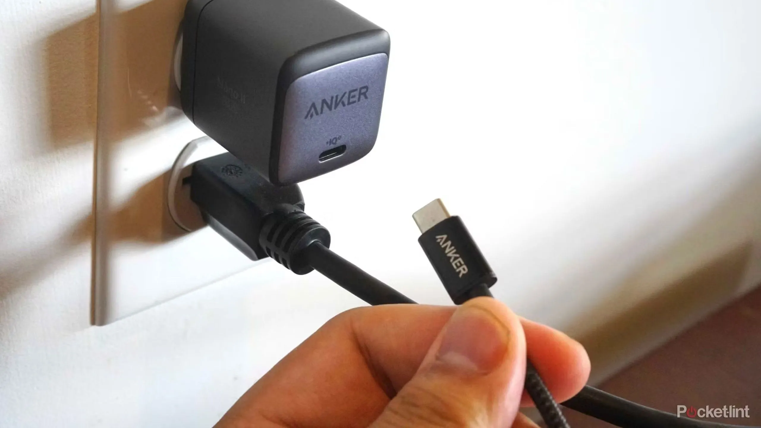 Củ sạc và dây cáp USB-C từ Anker, minh họa công nghệ sạc nhanh USB Power Delivery