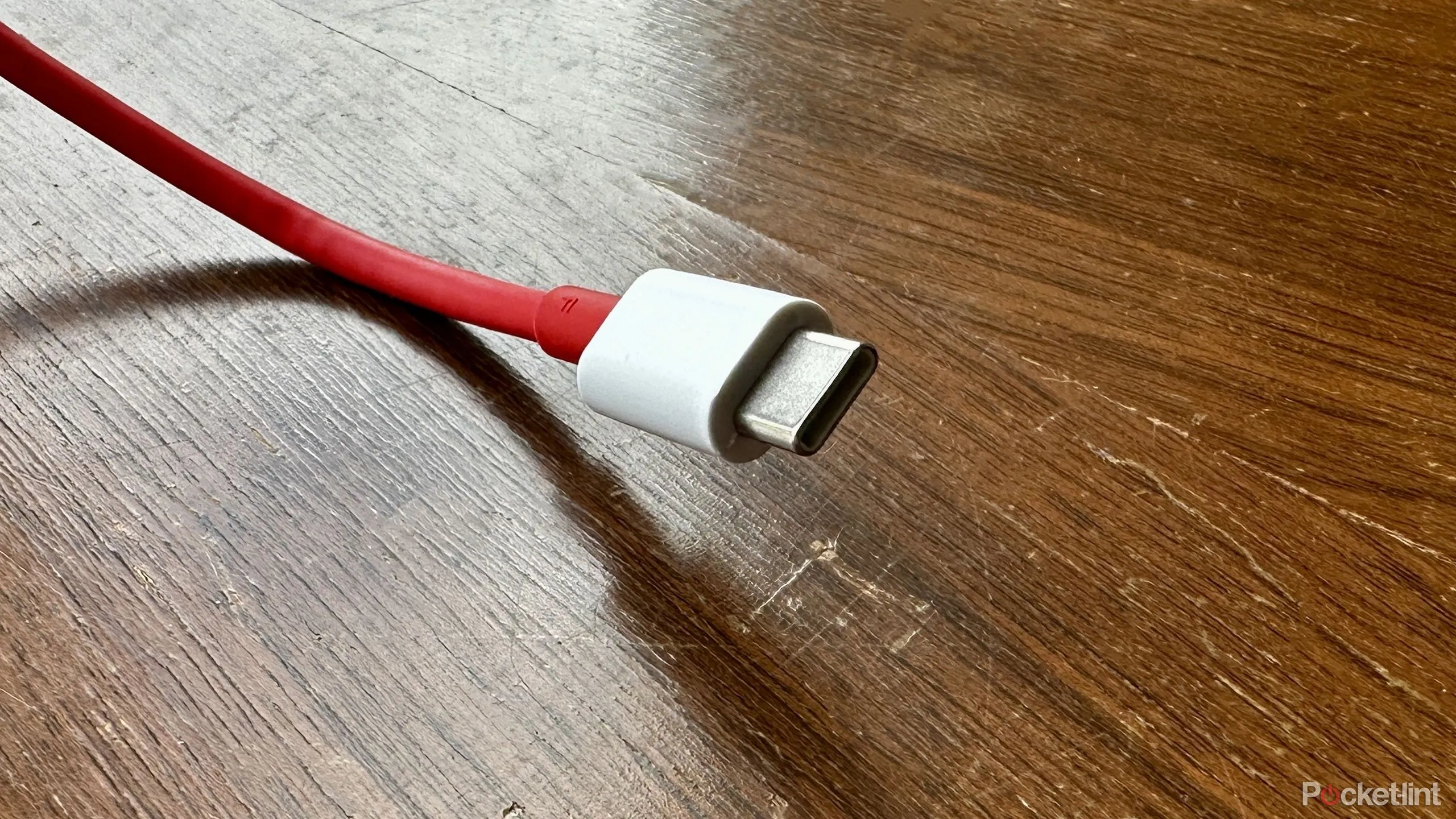 Dây cáp với đầu nối USB-C, biểu tượng của chuẩn USB 3.0 trở lên