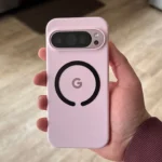 Điện thoại Google Pixel 9 Pro được gắn phụ kiện MagSafe
