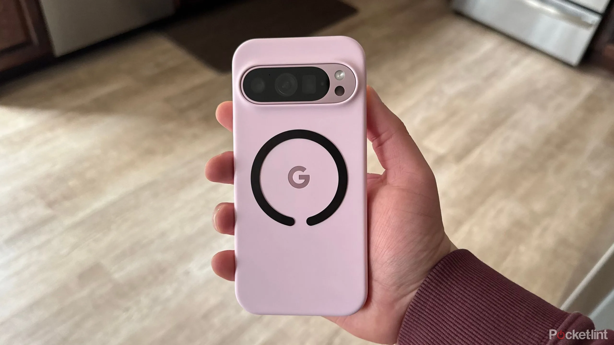 Điện thoại Google Pixel 9 Pro được gắn phụ kiện MagSafe