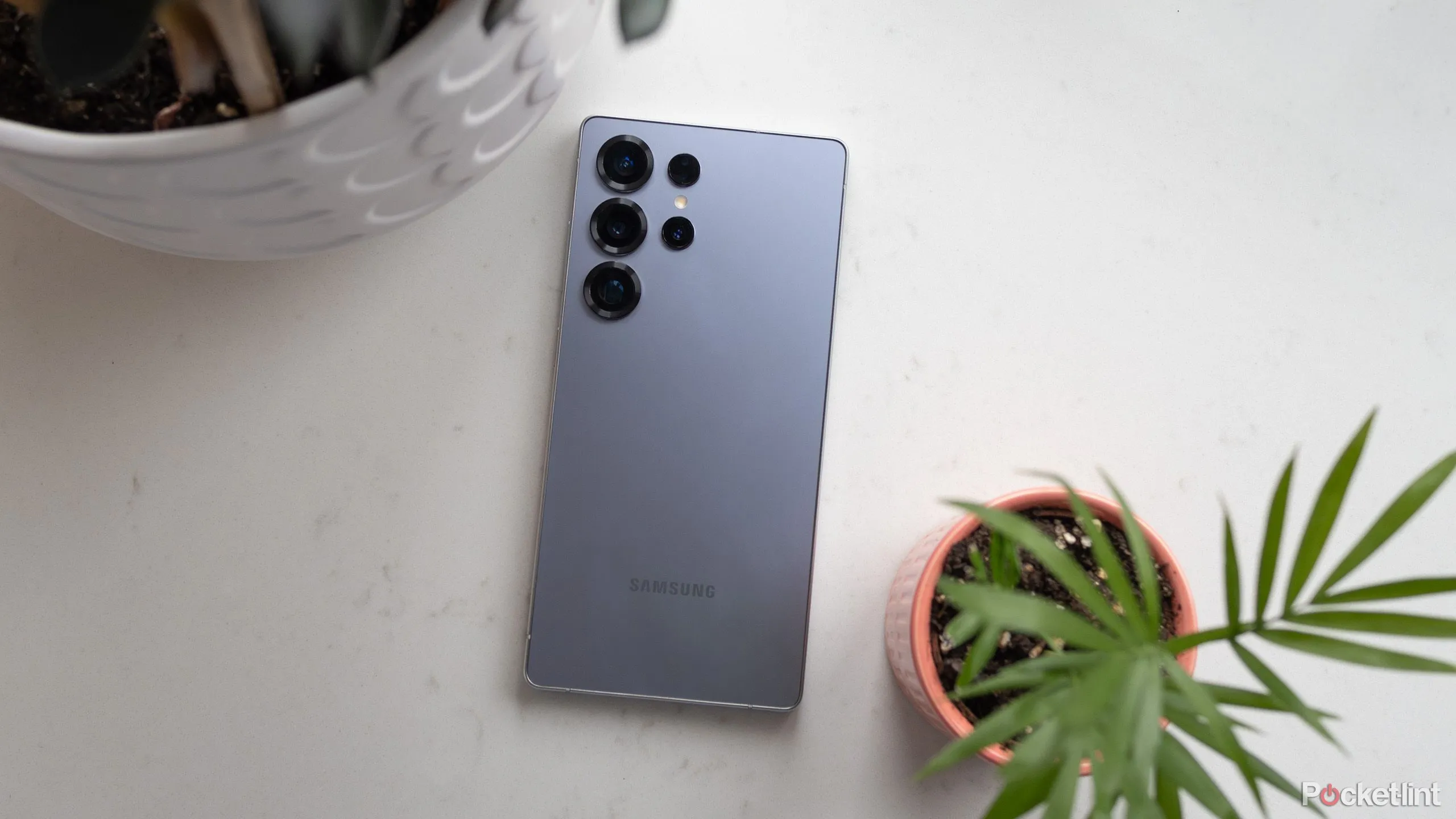 Điện thoại Samsung Galaxy S25 Ultra đặt trên bàn, đại diện cho dòng điện thoại có camera megapixel cao.