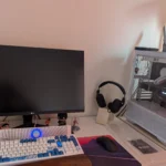 Góc làm việc PC với màn hình tắt, minh họa một setup máy tính điển hình trước khi nâng cấp âm thanh.