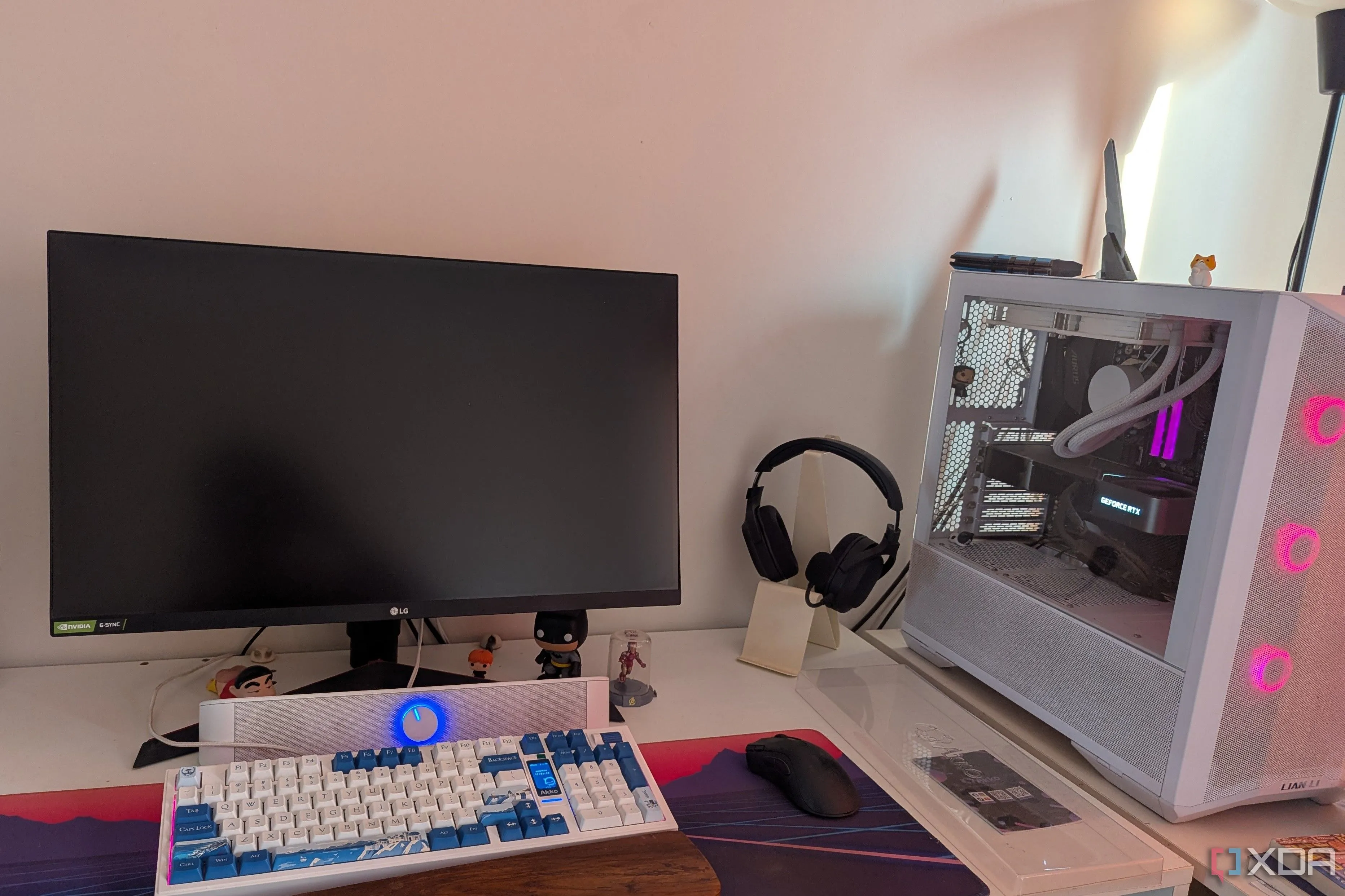 Góc làm việc PC với màn hình tắt, minh họa một setup máy tính điển hình trước khi nâng cấp âm thanh.