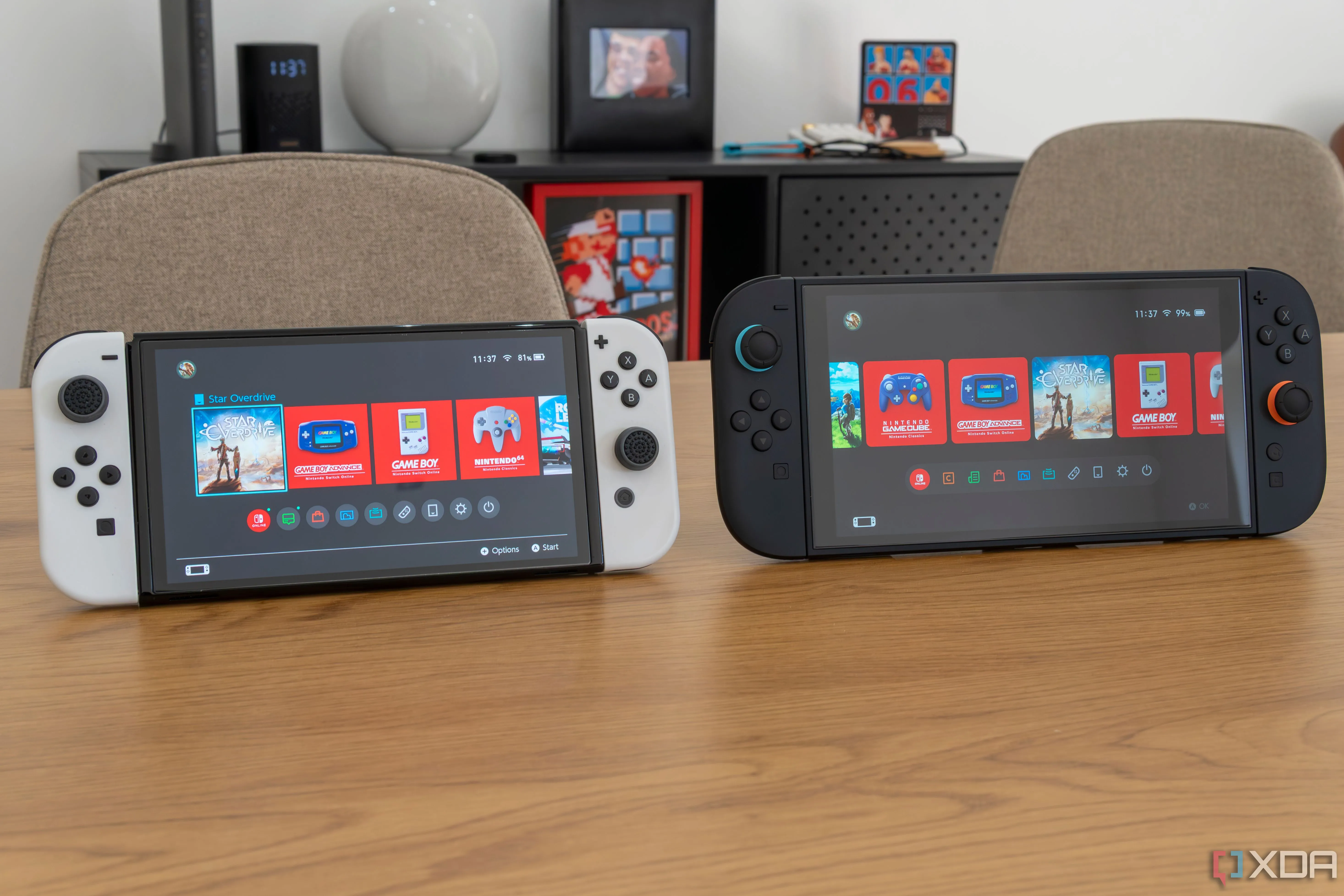 Hai máy chơi game Nintendo Switch OLED và Switch 2 đặt cạnh nhau hiển thị màn hình chính