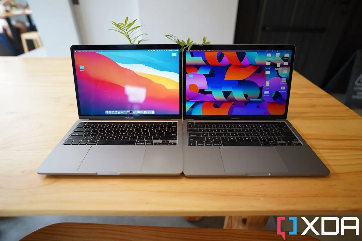 Hai thế hệ MacBook Pro: Intel 2020 và Apple Silicon M2 2022