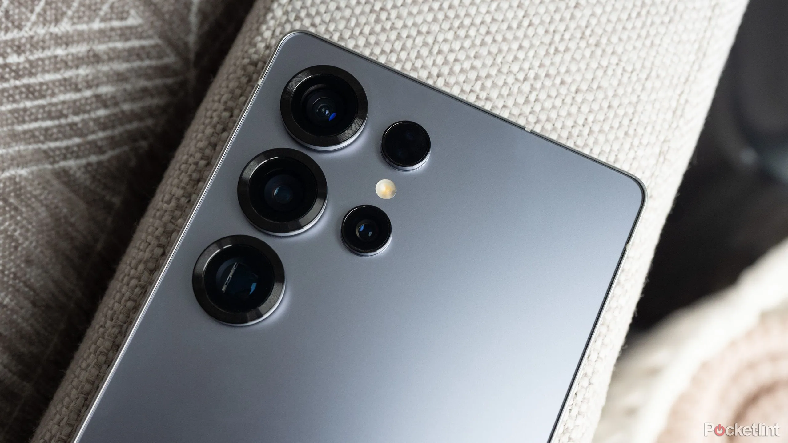 Hệ thống camera sau của Samsung Galaxy S25 Ultra, nổi bật với cảm biến megapixel cao.