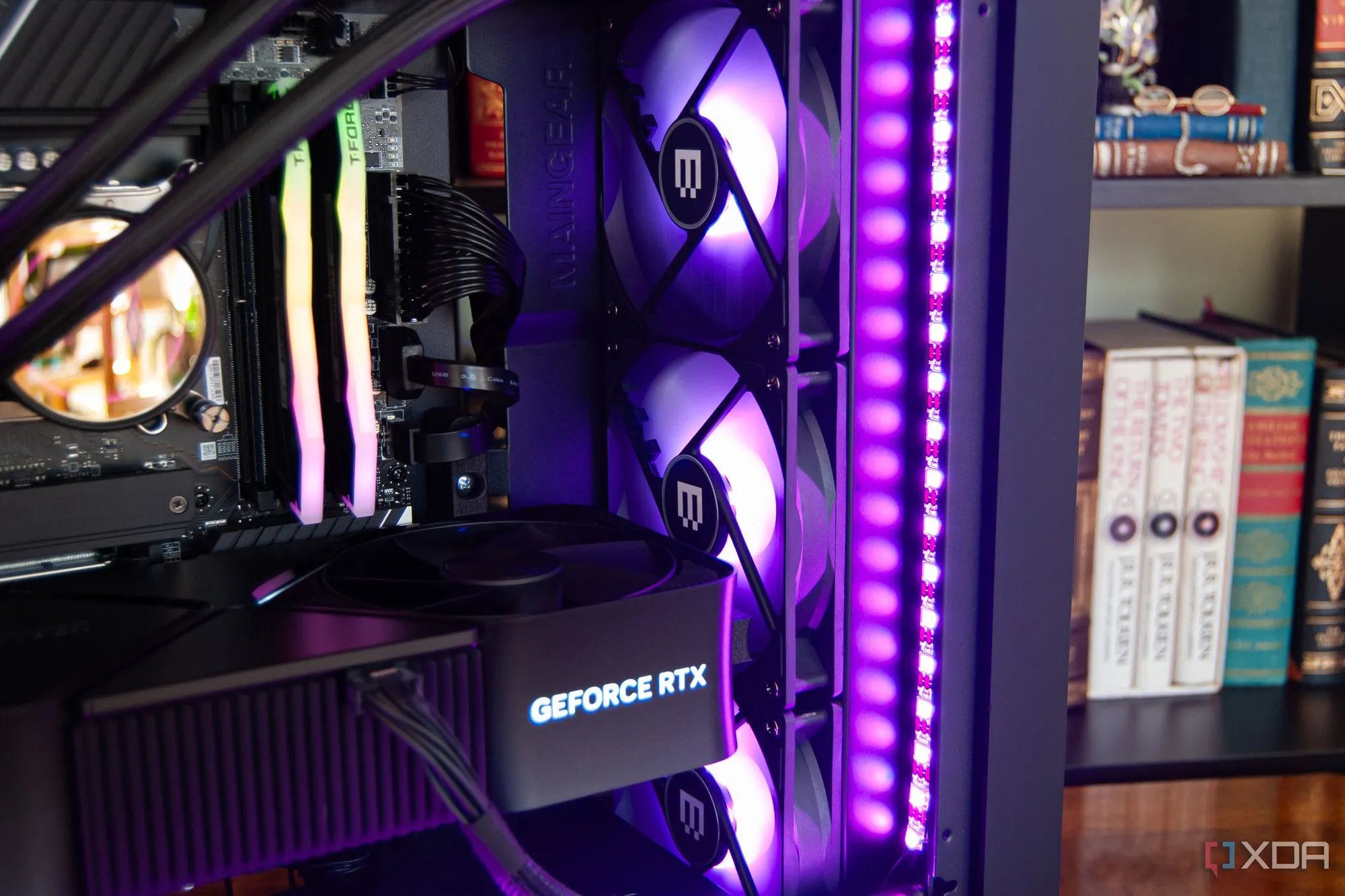 Hệ thống tản nhiệt nước AIO cho PC gaming, liên quan đến việc theo dõi nhiệt độ CPU/GPU