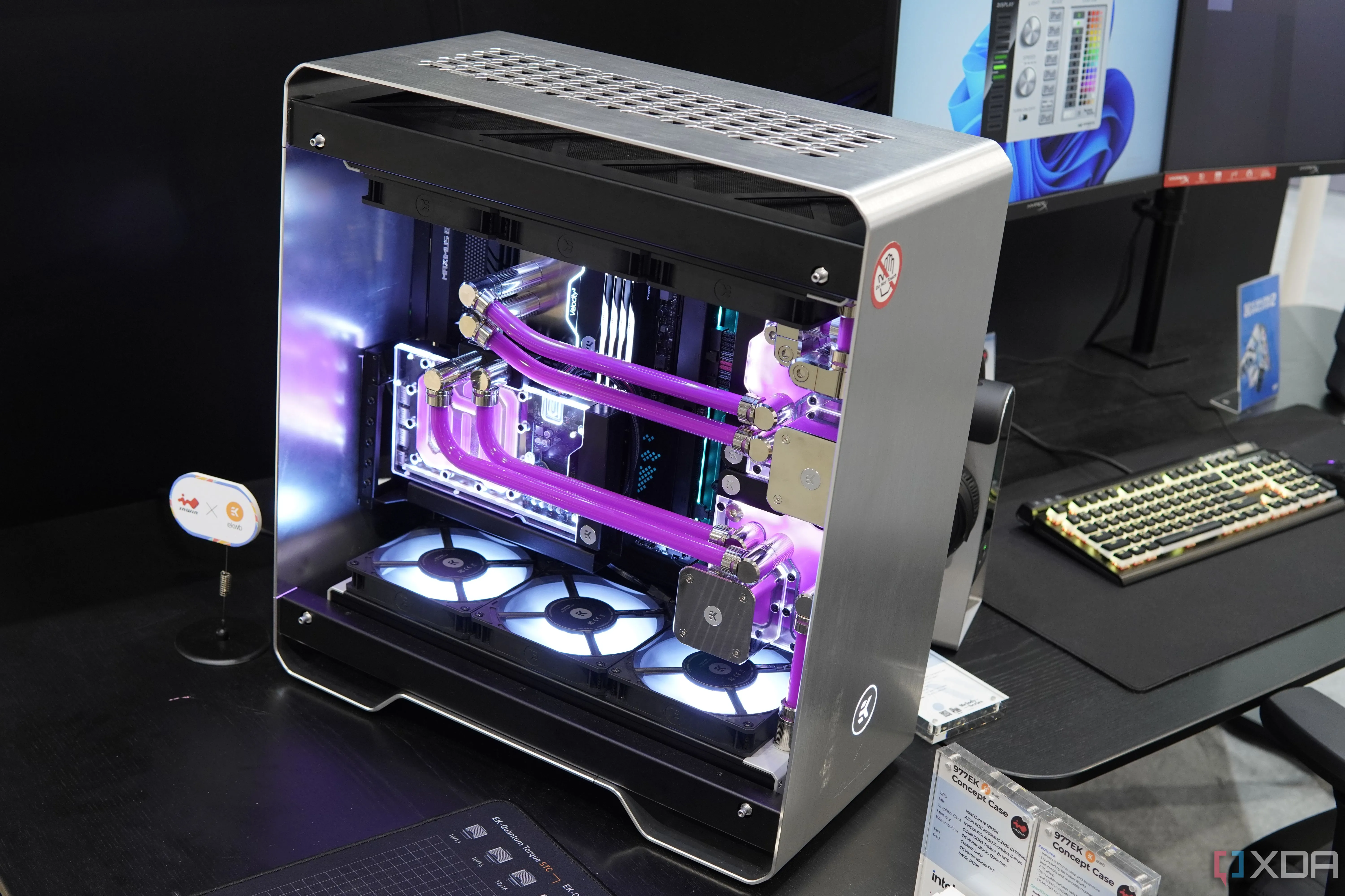 Hình ảnh bộ PC custom với vỏ kim loại màu bạc và tản nhiệt nước, minh họa cho sự phức tạp và đầu tư vào phần cứng máy tính