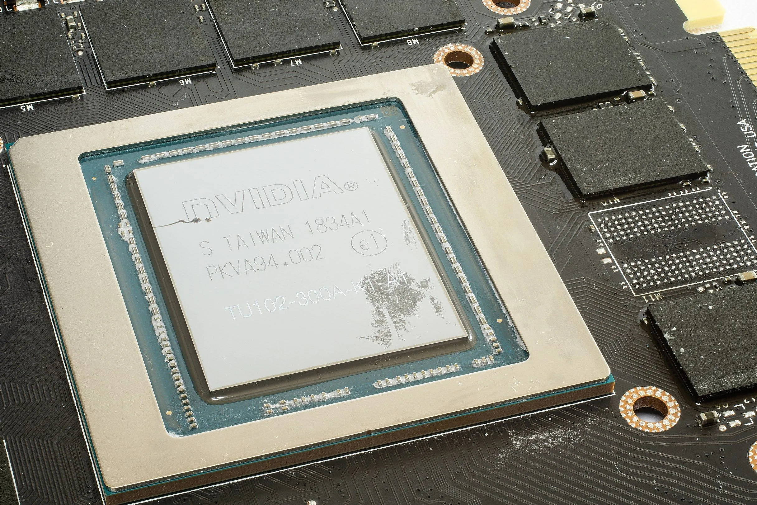 Hình ảnh cận cảnh lõi GPU (die) và chip nhớ VRAM