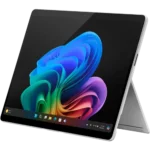 Hình ảnh máy tính bảng lai laptop Microsoft Surface Pro 11 thế hệ mới với màn hình cảm ứng và bàn phím Type Cover.