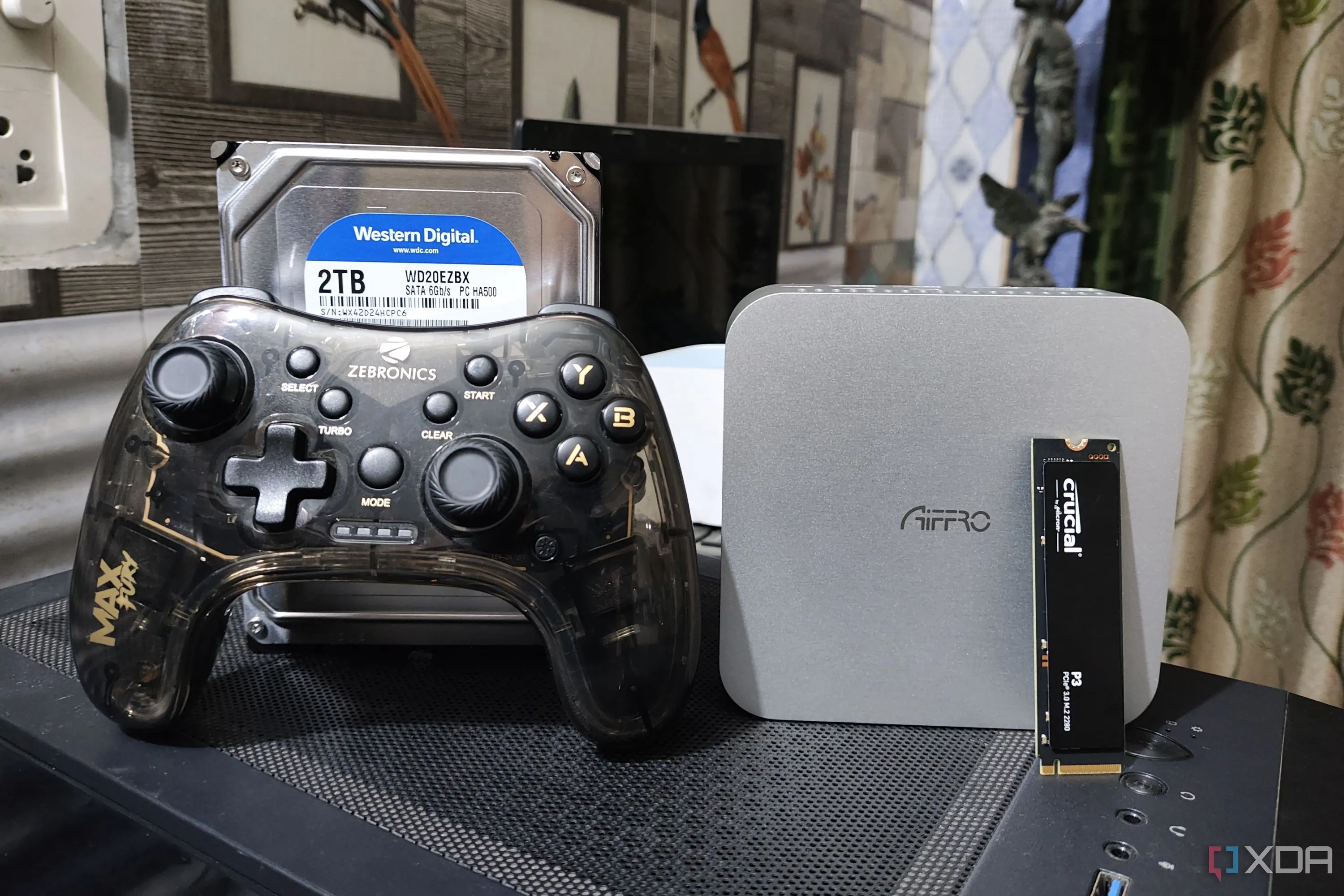 Hình ảnh minh họa một thiết bị NAS, ổ cứng SSD, HDD và tay cầm chơi game, liên quan đến việc sử dụng NAS cho lưu trữ game.