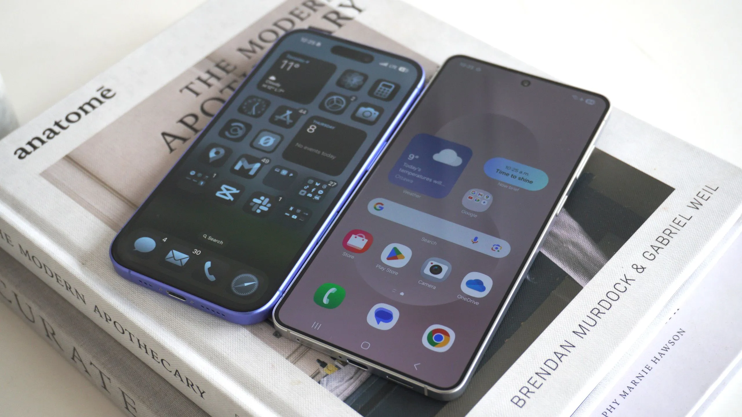 Hình ảnh minh họa sự kết nối giữa điện thoại Android (Samsung Galaxy S25 Edge) và iPhone 16, biểu tượng cho việc chuyển đổi eSIM dễ dàng hơn trong tương lai