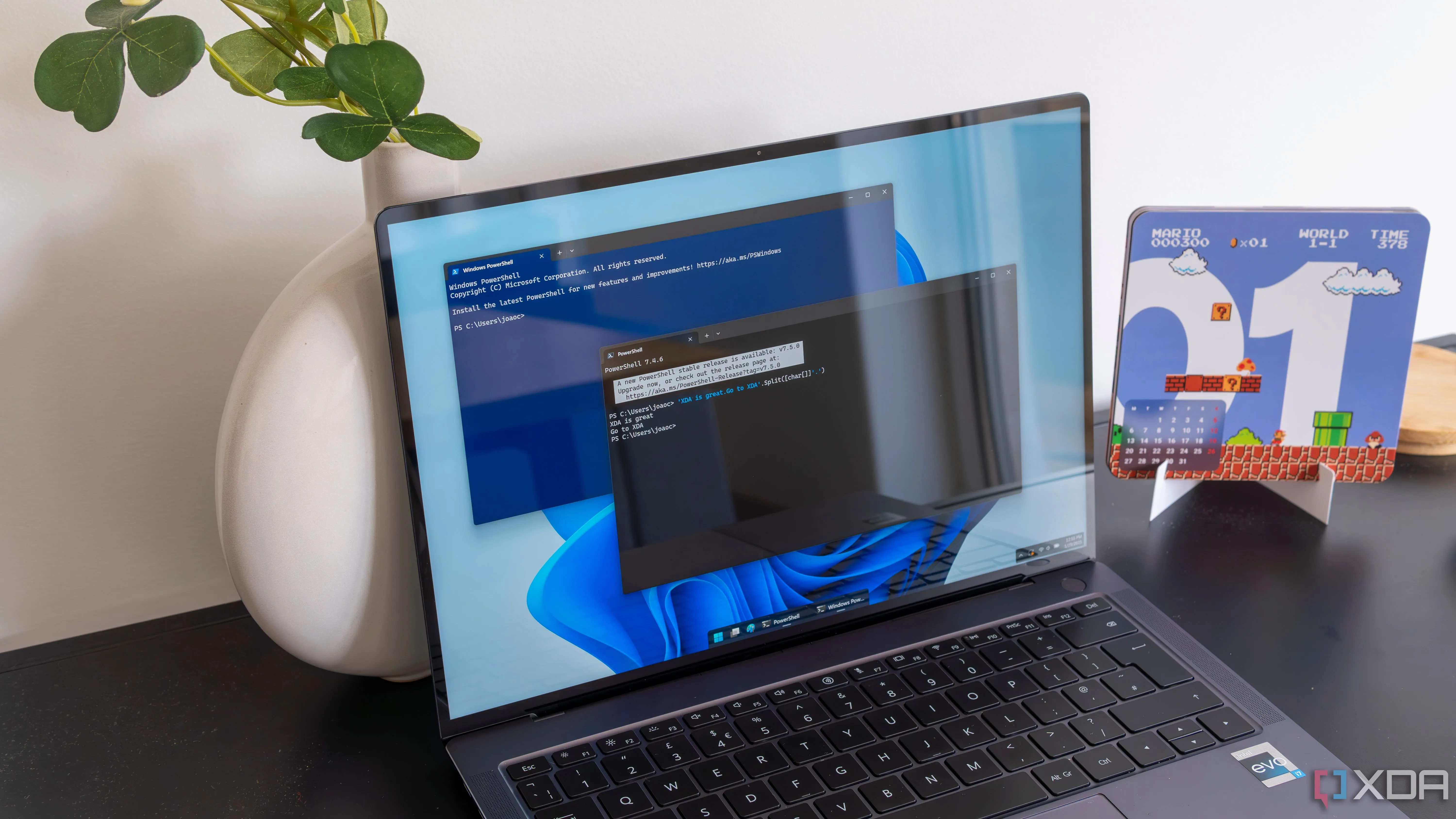 Laptop Windows 11 chạy Windows PowerShell và PowerShell trong các cửa sổ terminal riêng biệt