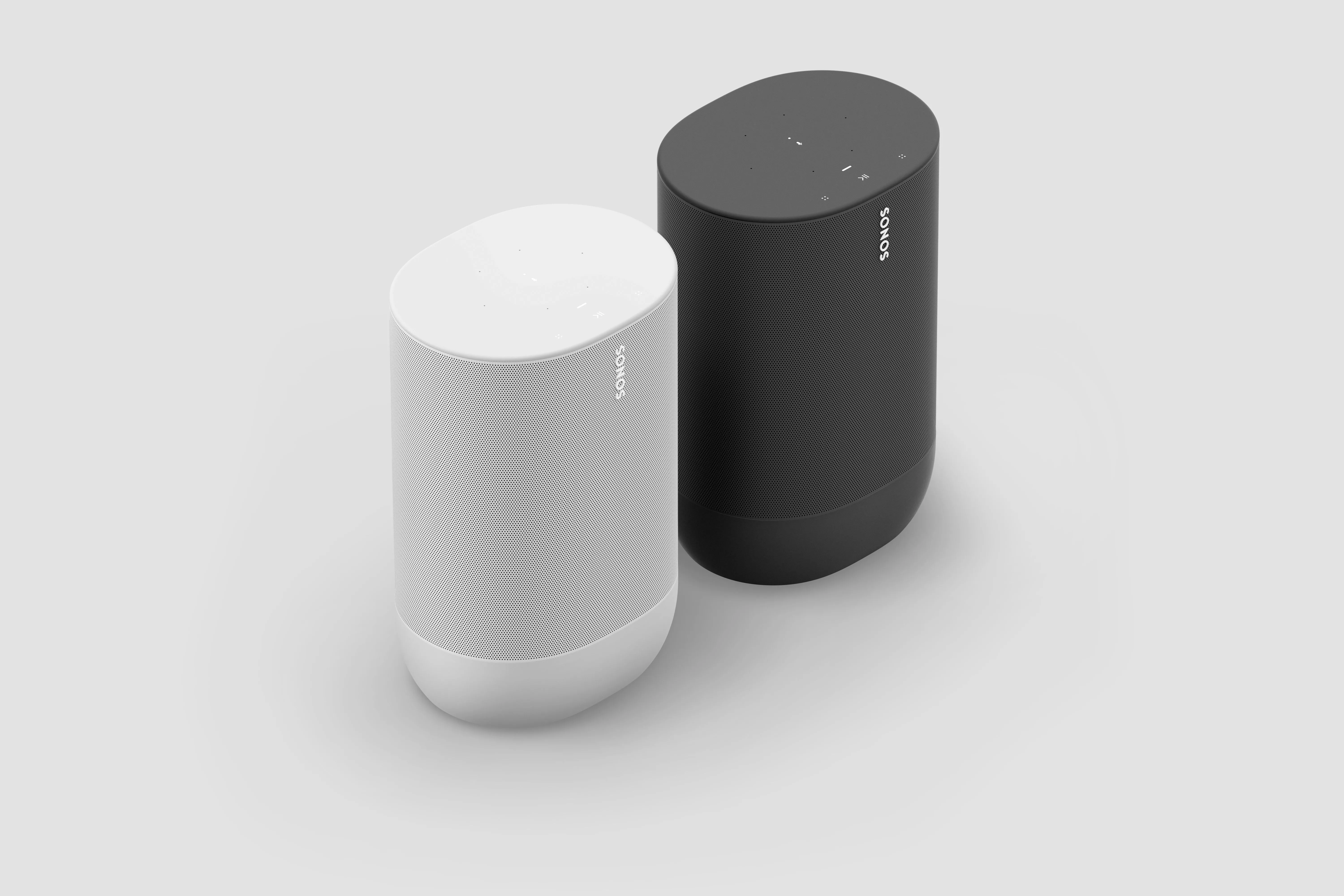Loa thông minh di động Sonos Move 2 màu đen đặt trên mặt bàn gỗ, phía sau là cửa sổ