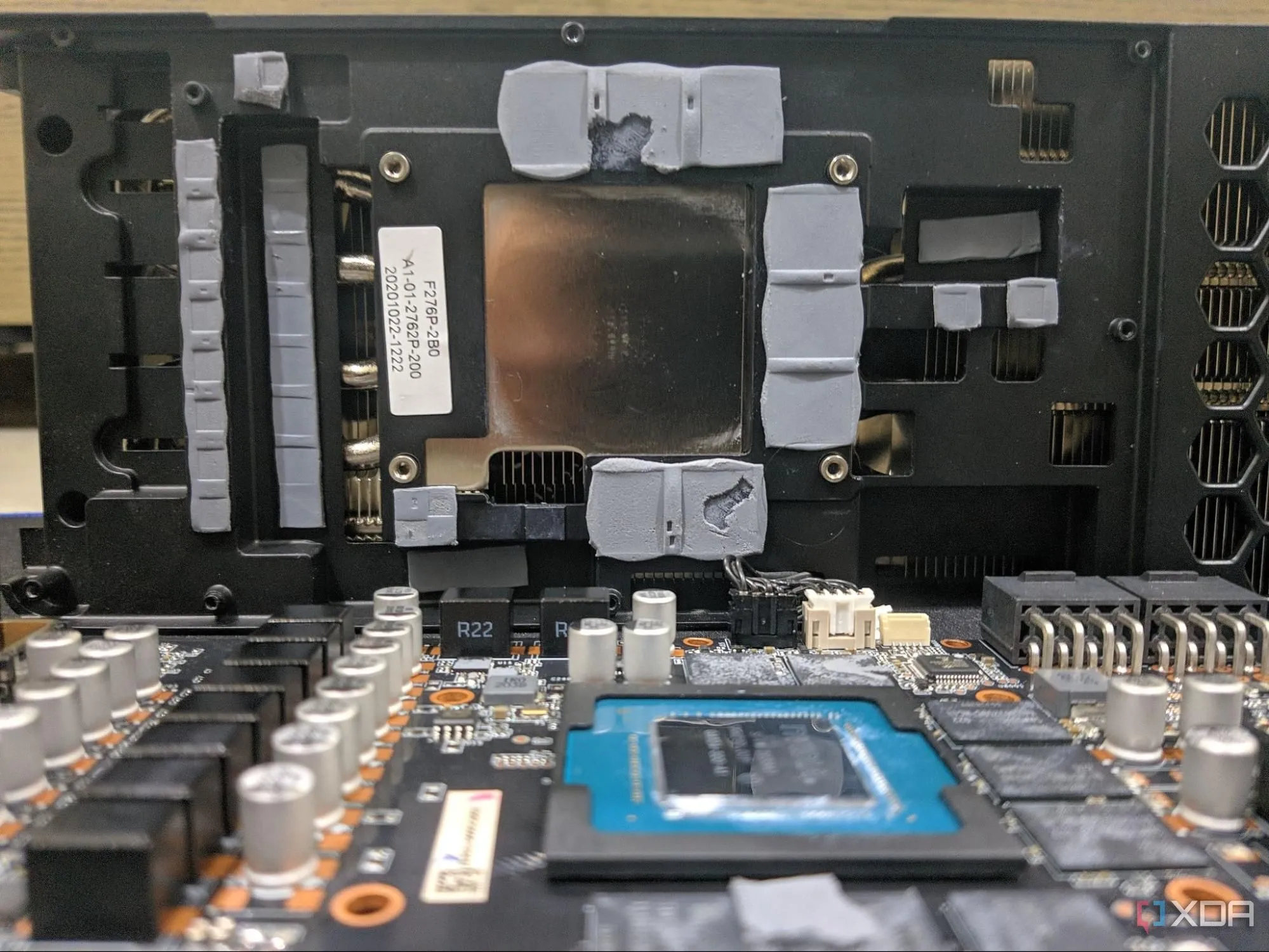 Lõi GPU cùng heatsink và các thermal pad trên card đồ họa