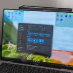 Màn hình desktop của một laptop chạy Windows 11