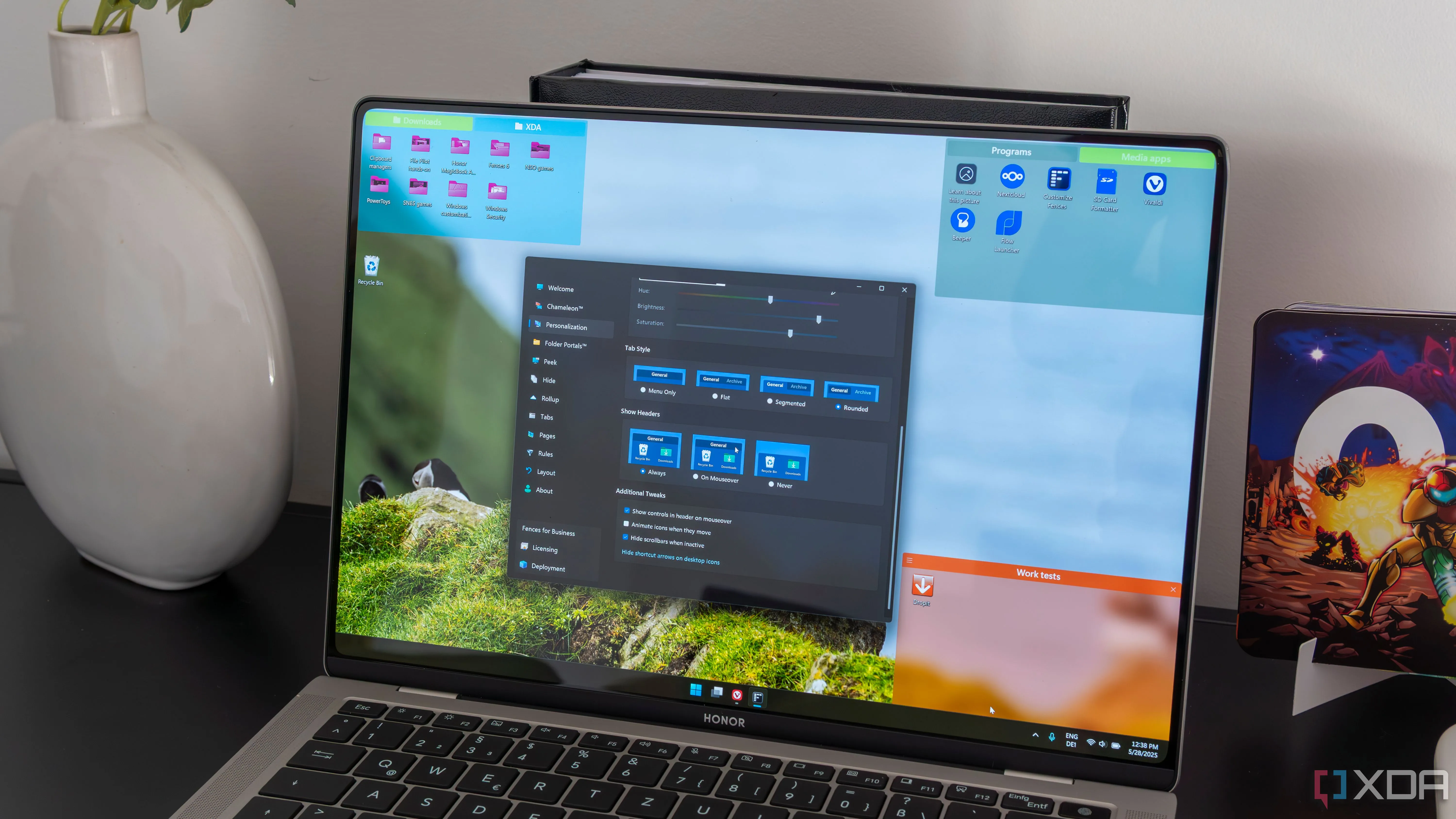 Màn hình desktop của một laptop chạy Windows 11