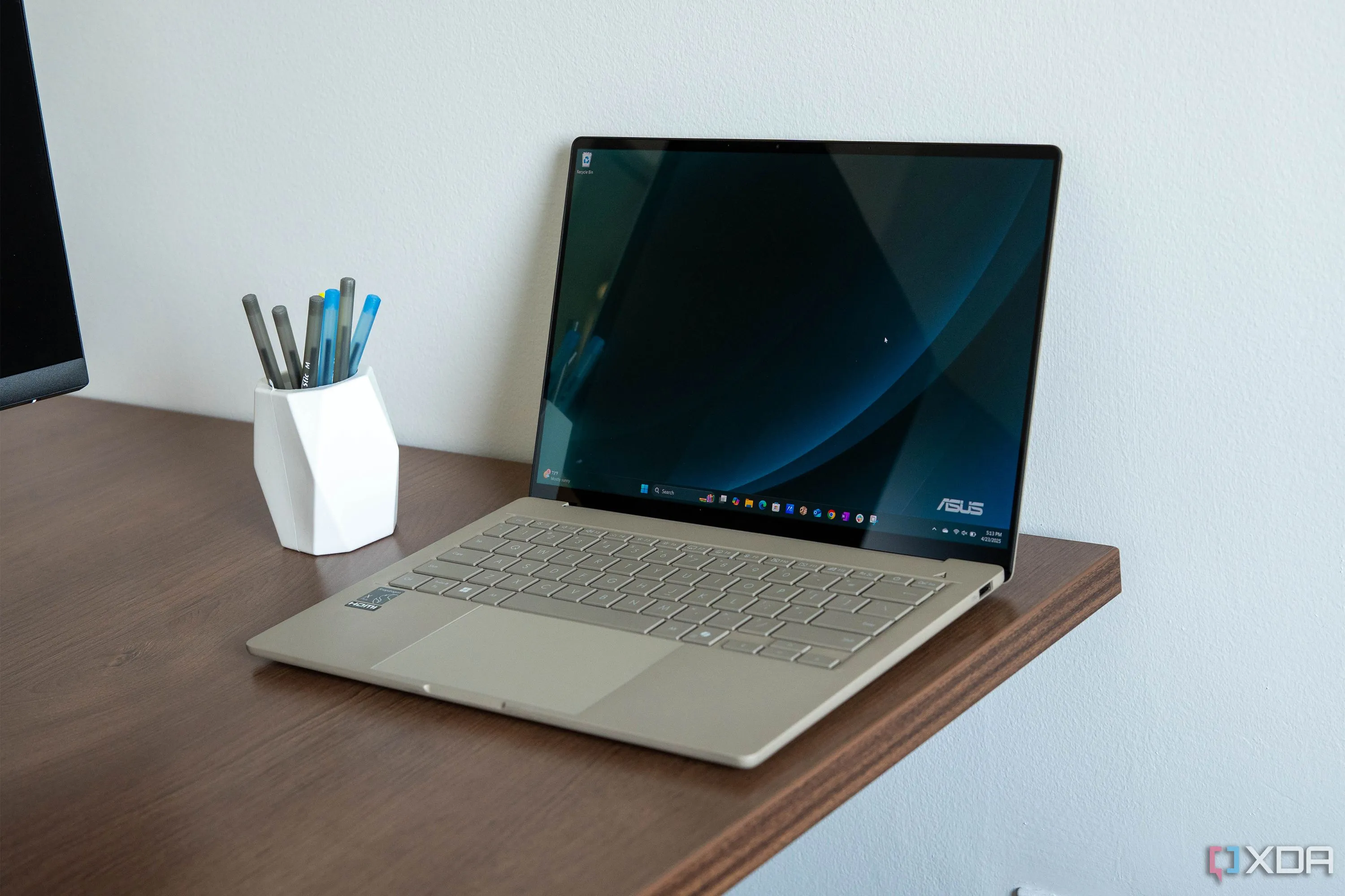 Màn hình và bàn phím của Asus Zenbook A14 khi sử dụng
