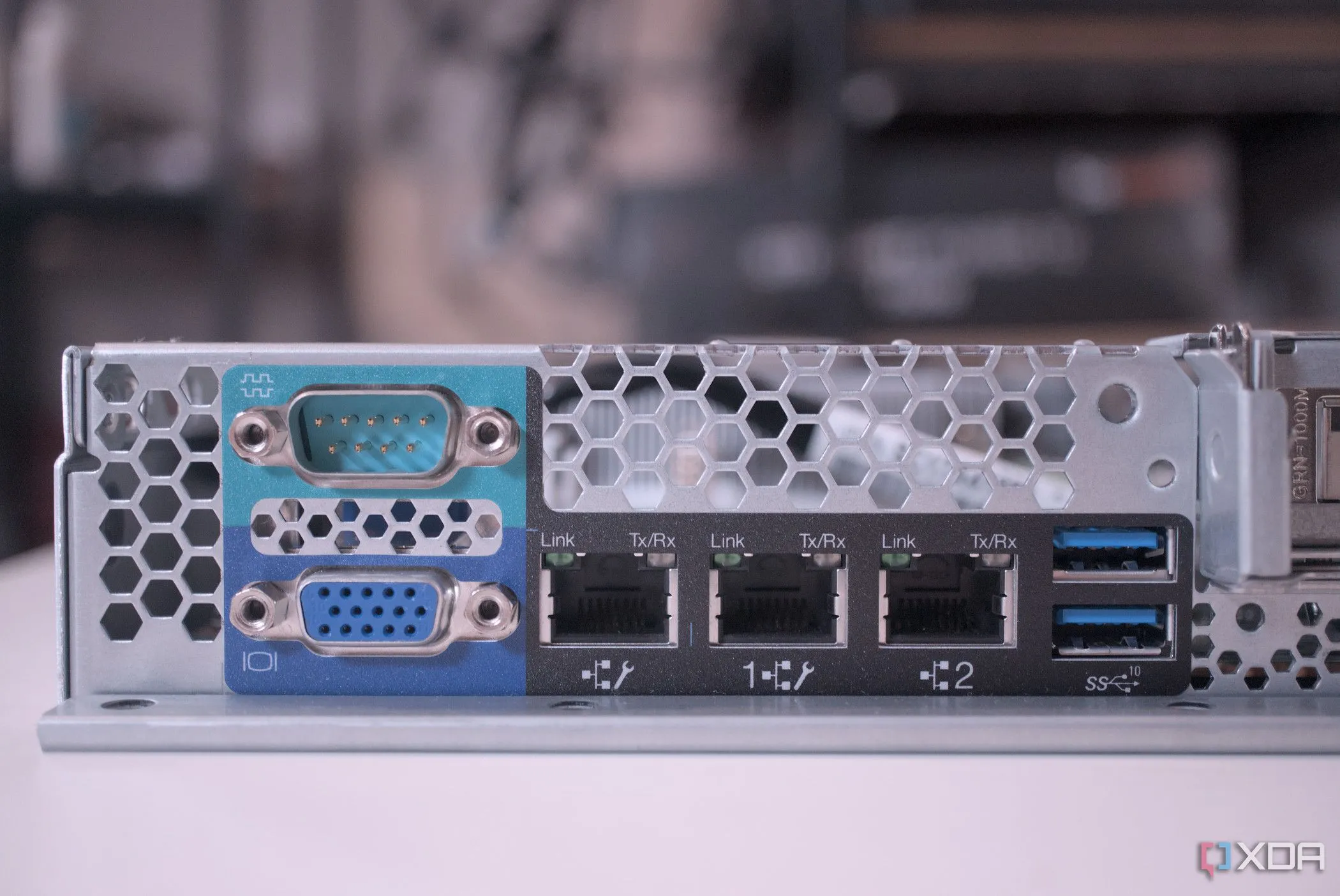 Mặt sau của Lenovo ThinkServer SR250 V2 hiển thị các cổng kết nối