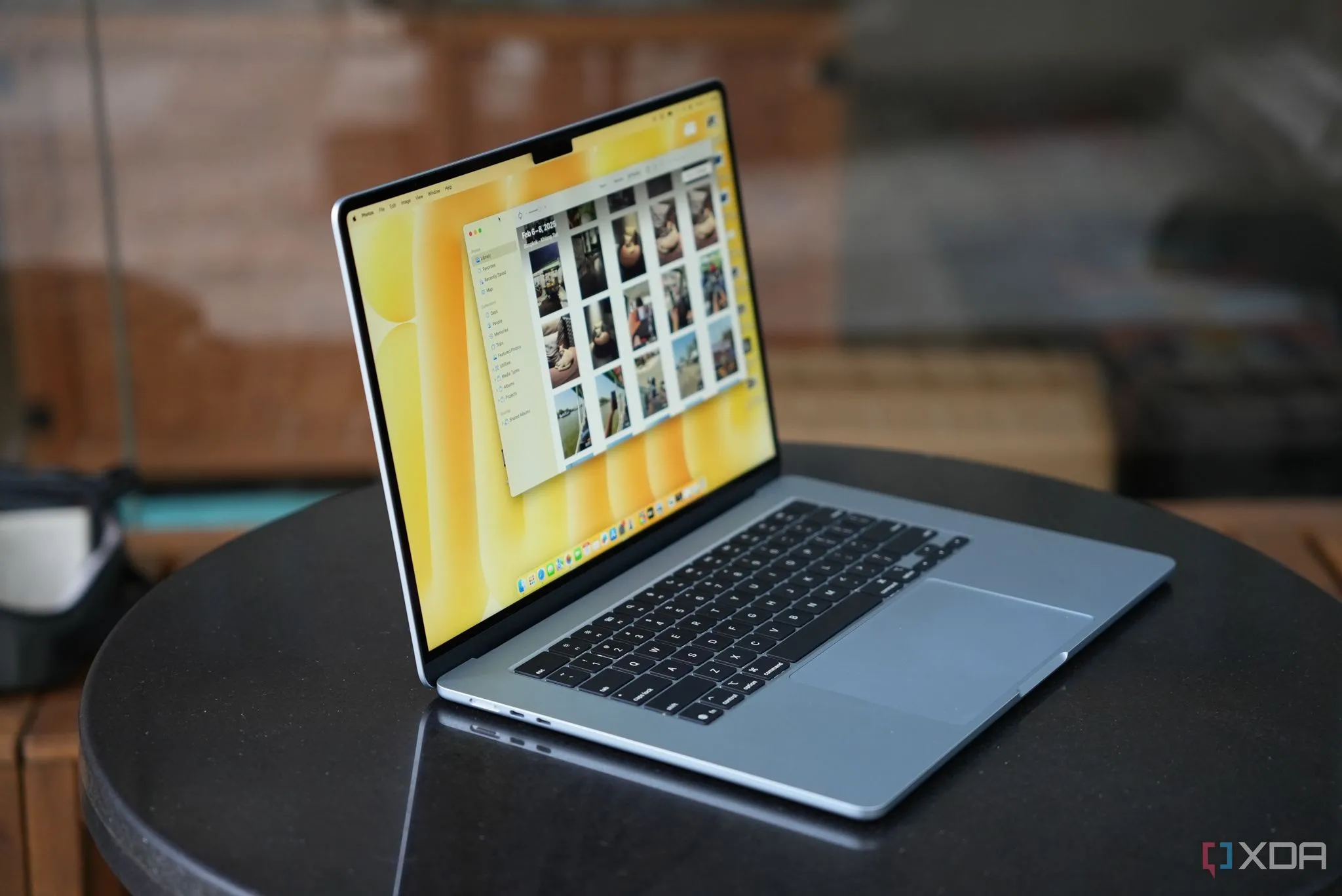 Mẫu laptop Apple MacBook Air M4 màu Midnight nhìn từ góc nghiêng với màn hình mở