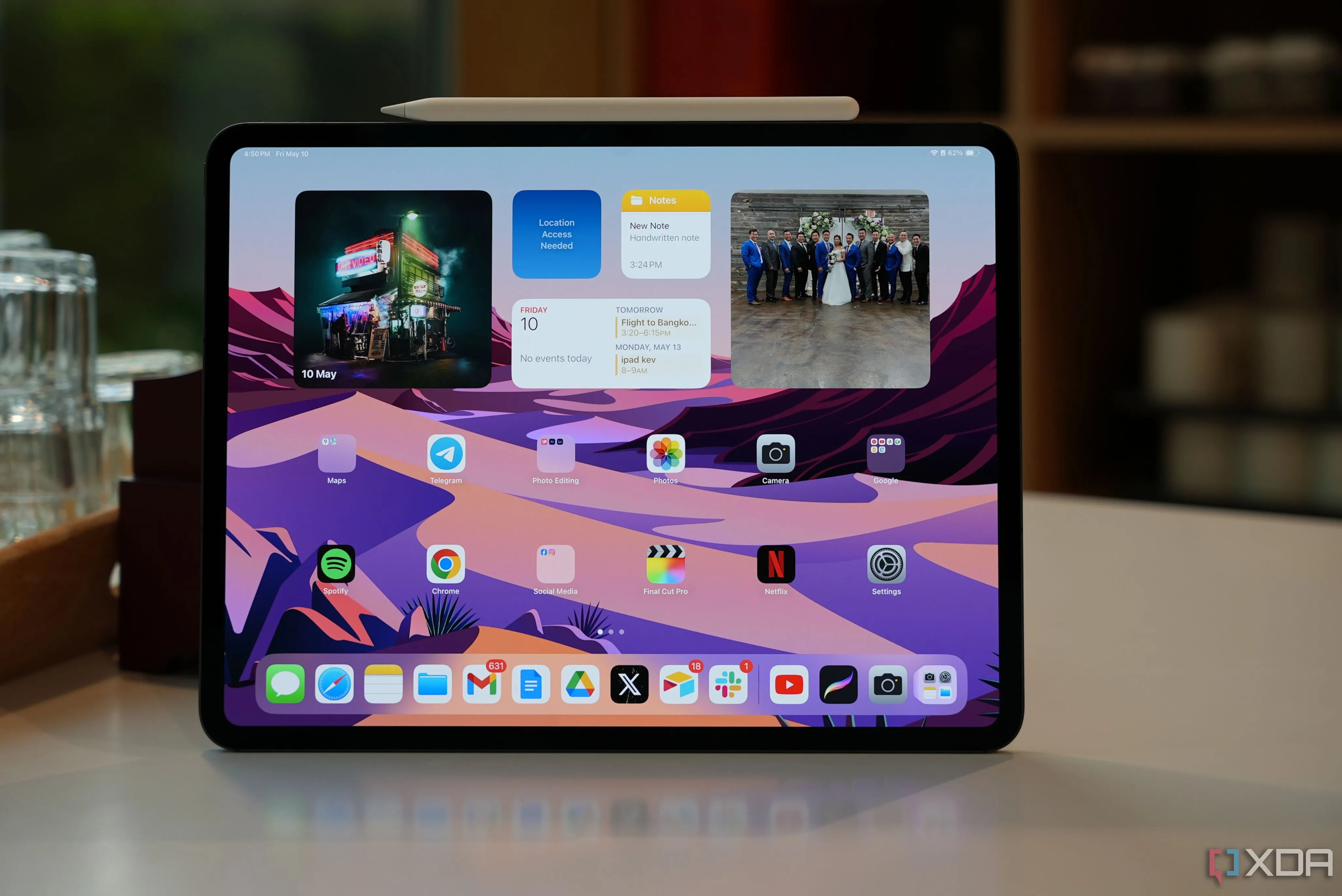 Mẫu máy tính bảng Apple iPad Air M2 (2024) màu xanh lam đặt trên mặt bàn