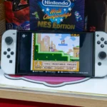 Máy chơi game Nintendo Switch OLED đang hiển thị tựa game Kirby trên màn hình