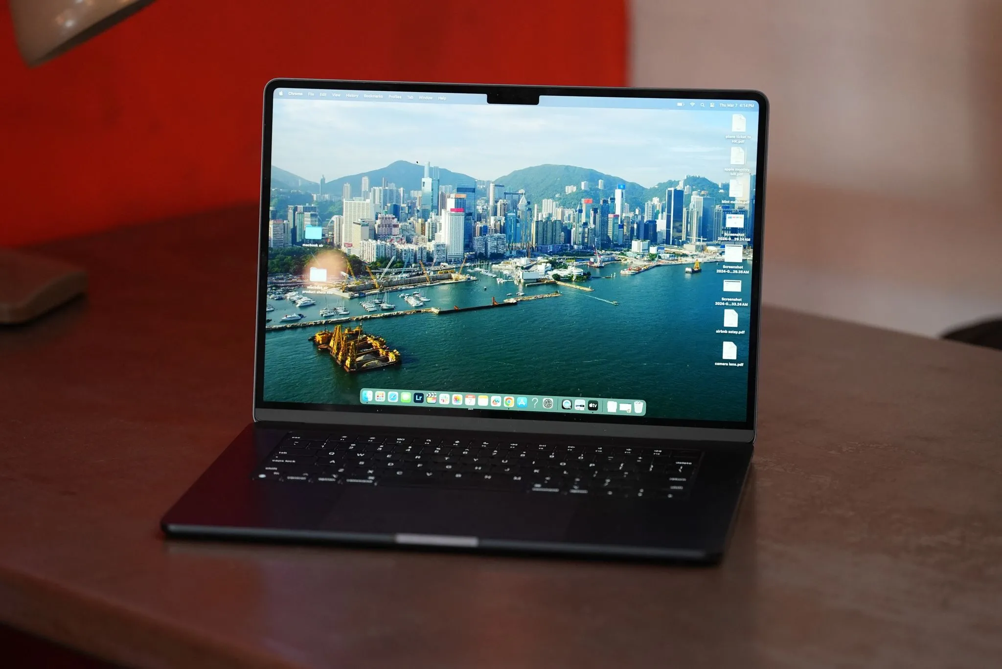 Máy MacBook Air M3 trên bàn, minh họa cho trải nghiệm sử dụng macOS Tahoe