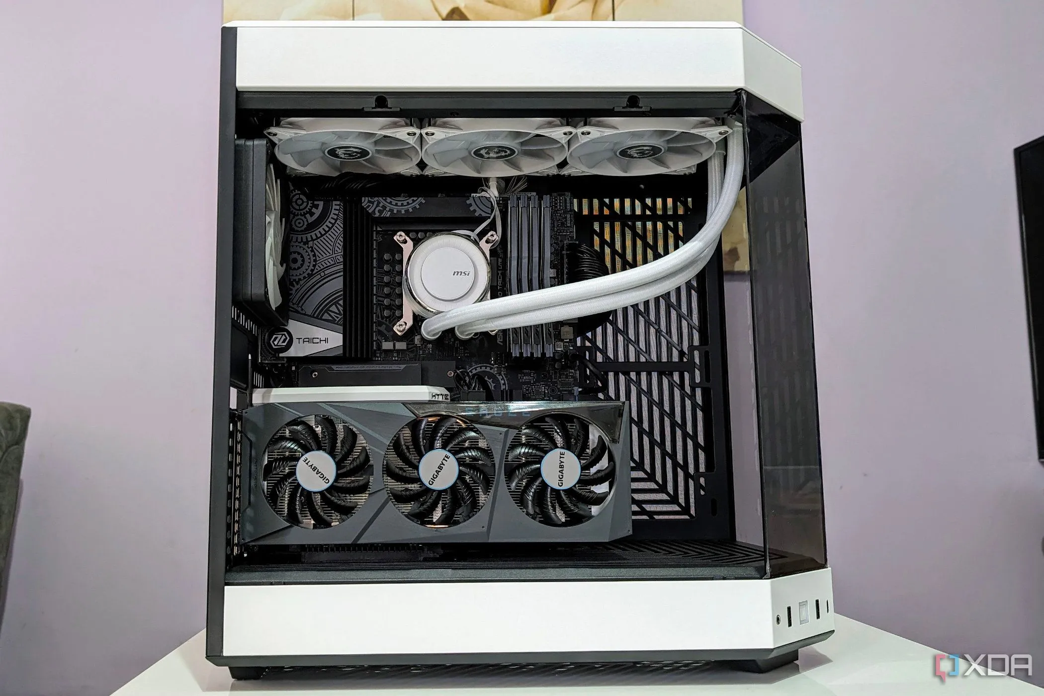 Máy tính được build trong vỏ case trắng với tản nhiệt nước AIO trắng, thể hiện cấu hình PC hiện đại