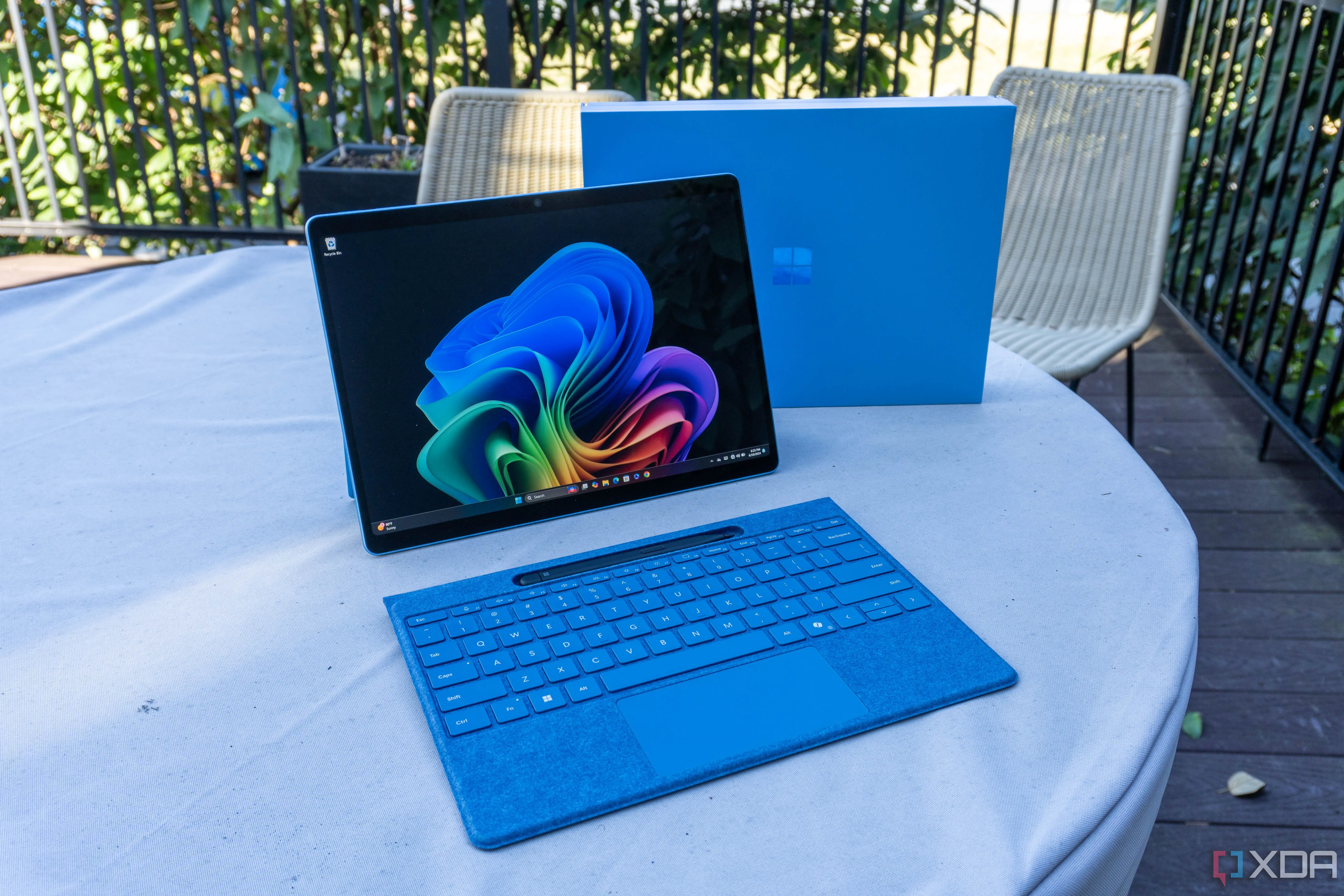 Microsoft Surface Pro 11 với bàn phím Type Cover đi kèm, thể hiện khả năng chuyển đổi linh hoạt giữa tablet và laptop.