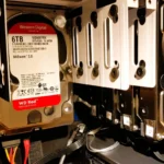 Một khay đựng đầy các ổ cứng HDD