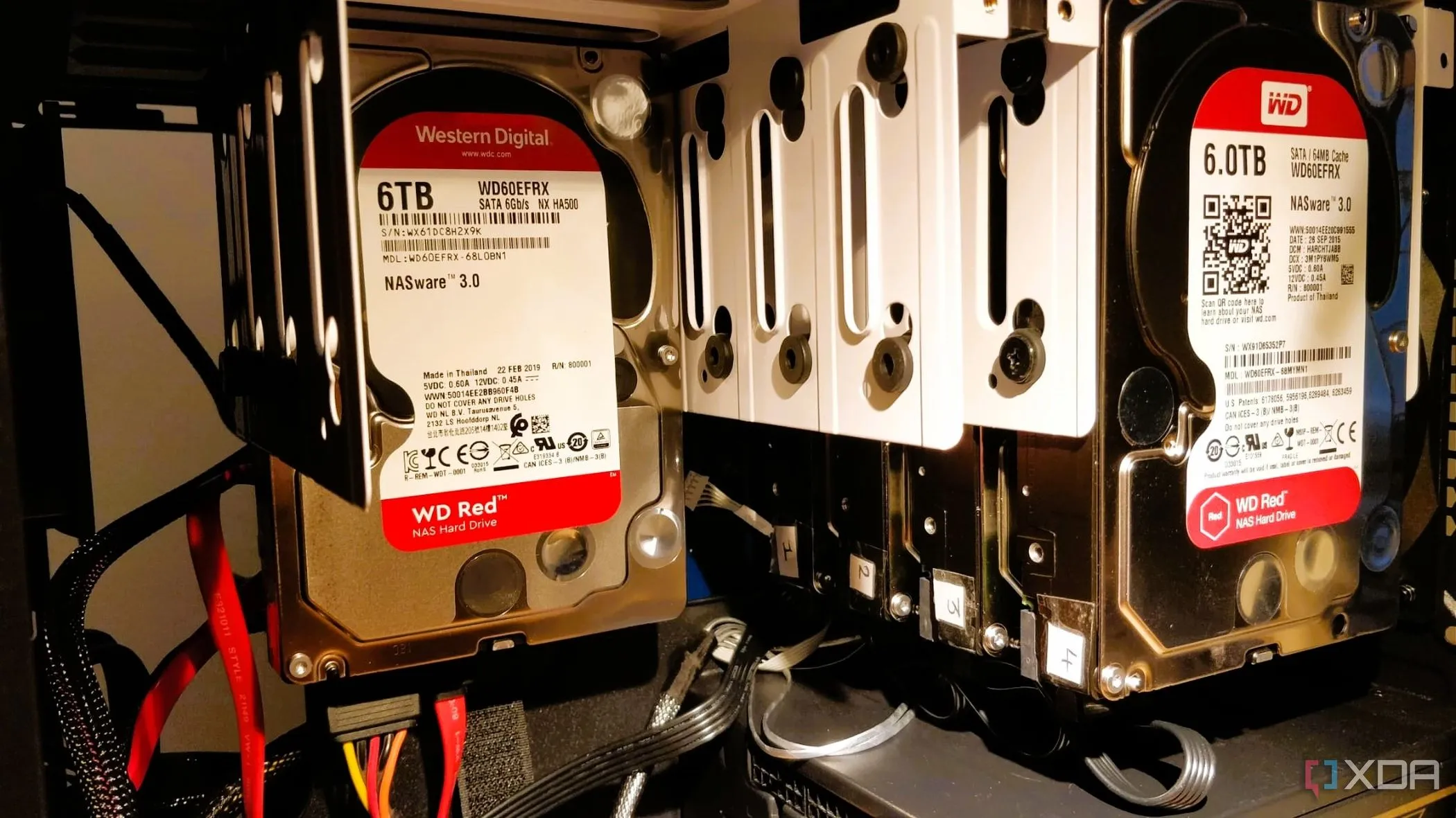 Một khay đựng đầy các ổ cứng HDD