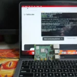 Một máy tính hiển thị giao diện người dùng web của Tailscale và một Raspberry Pi