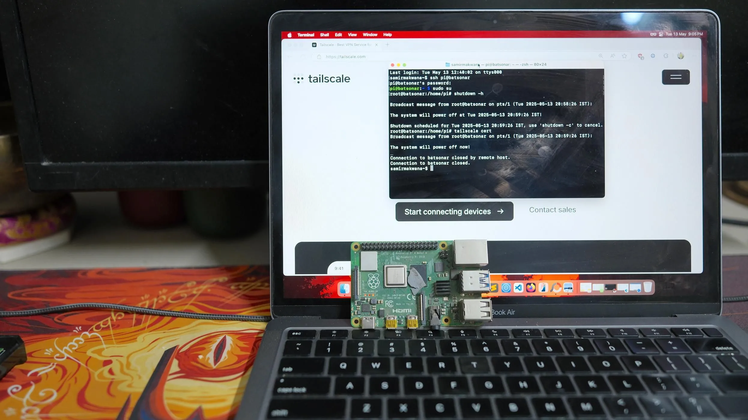 Một máy tính hiển thị giao diện người dùng web của Tailscale và một Raspberry Pi
