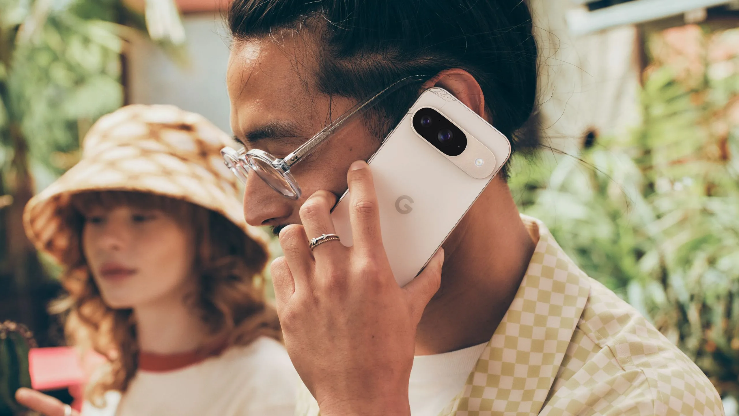 Một người đang nghe điện thoại trên Google Pixel, minh họa cho tính năng Call Screen/Hold for Me tương tự của Google.