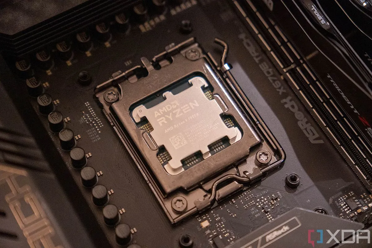 Nền tảng AMD AM5 với CPU Ryzen 9 7950X được lắp trên bo mạch chủ