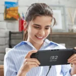 Người chơi sử dụng máy chơi game Nintendo Switch 2 ở chế độ cầm tay