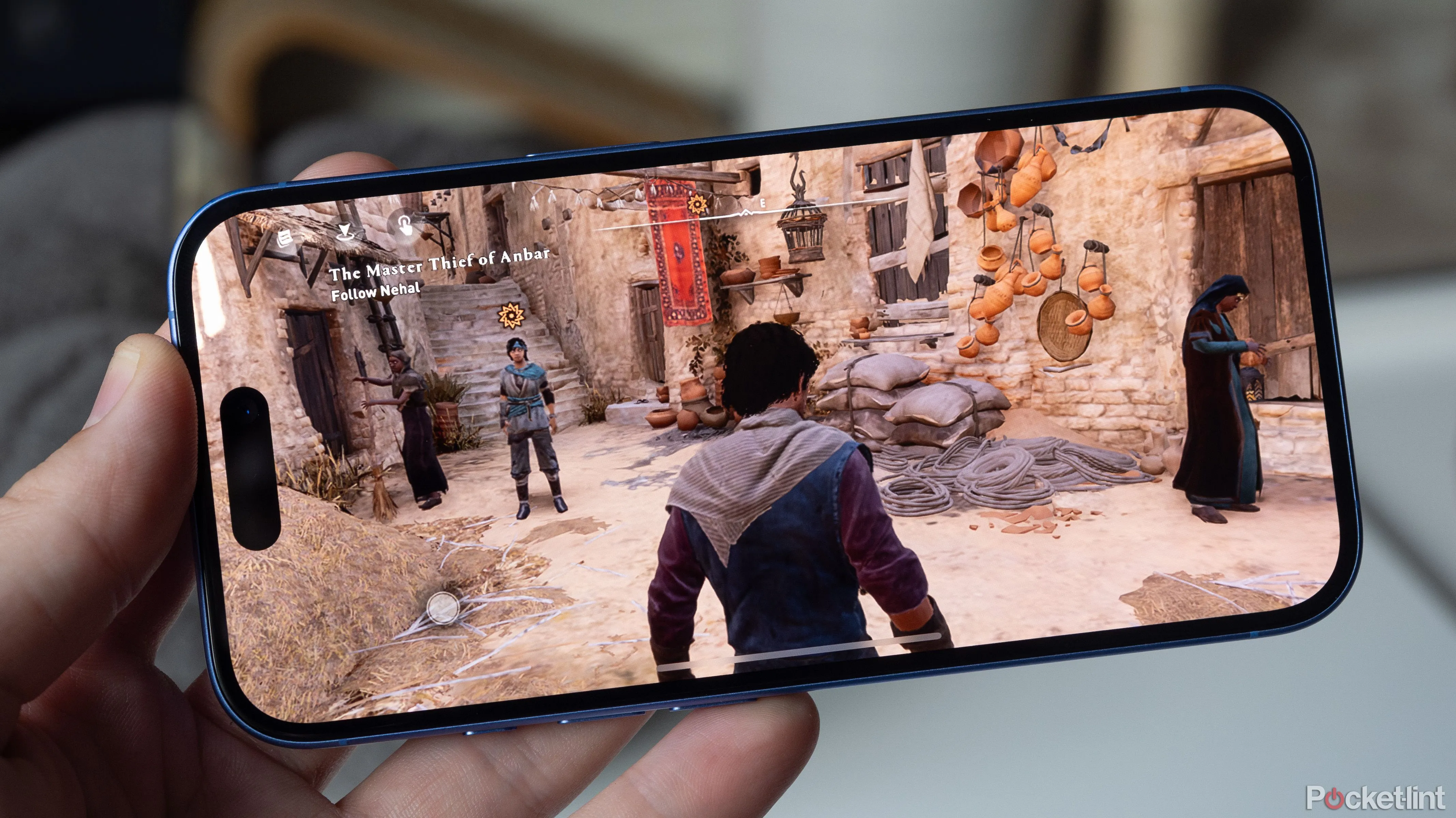 Người dùng chơi game đồ họa cao như Assassin's Creed Mirage trên iPhone, minh họa lợi ích của màn hình 120Hz